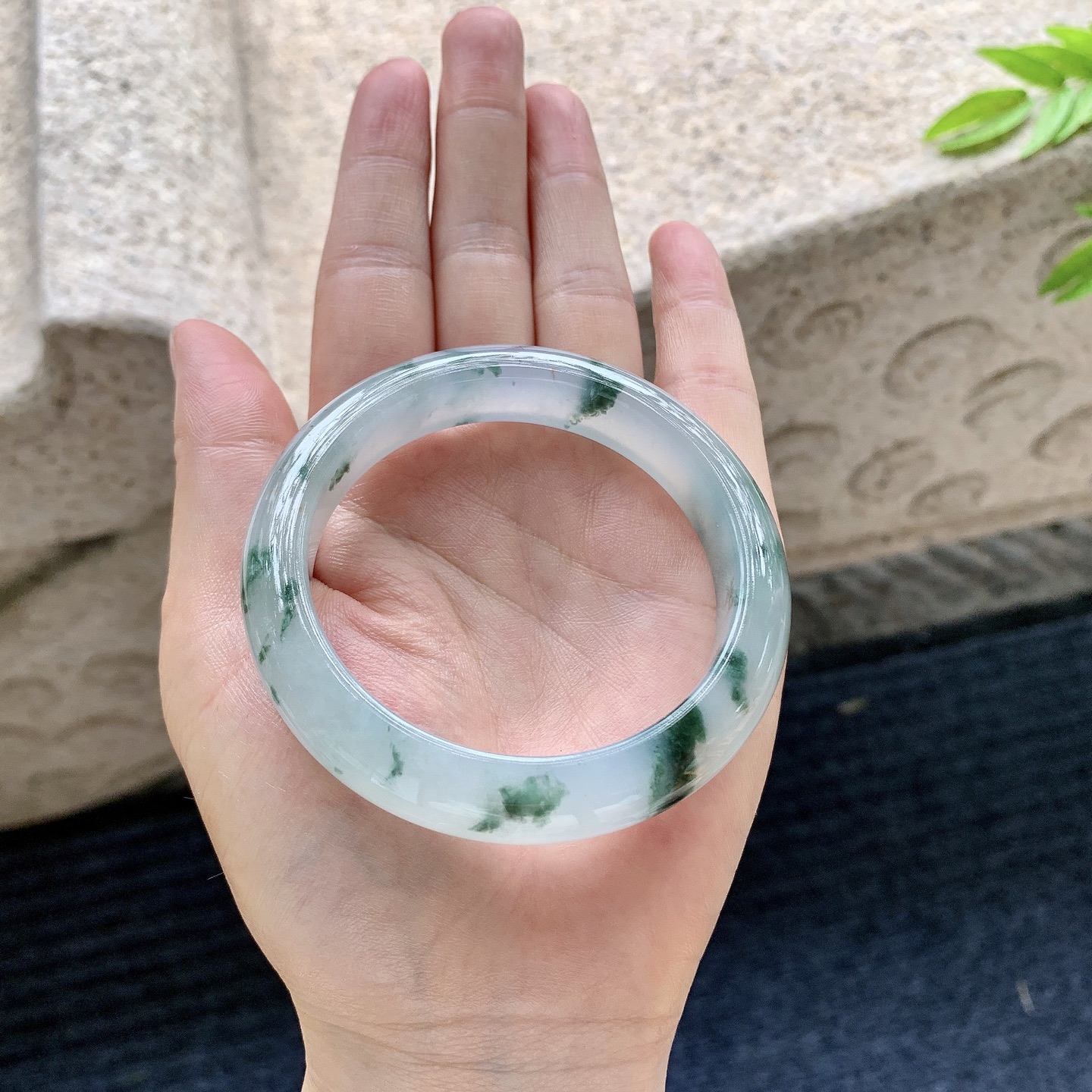 正圈53 54，圈口54.6/11.8/8.6，编码AF080141，描述冰糯飘花，清透，水润，种老，细腻，打灯有棉线
