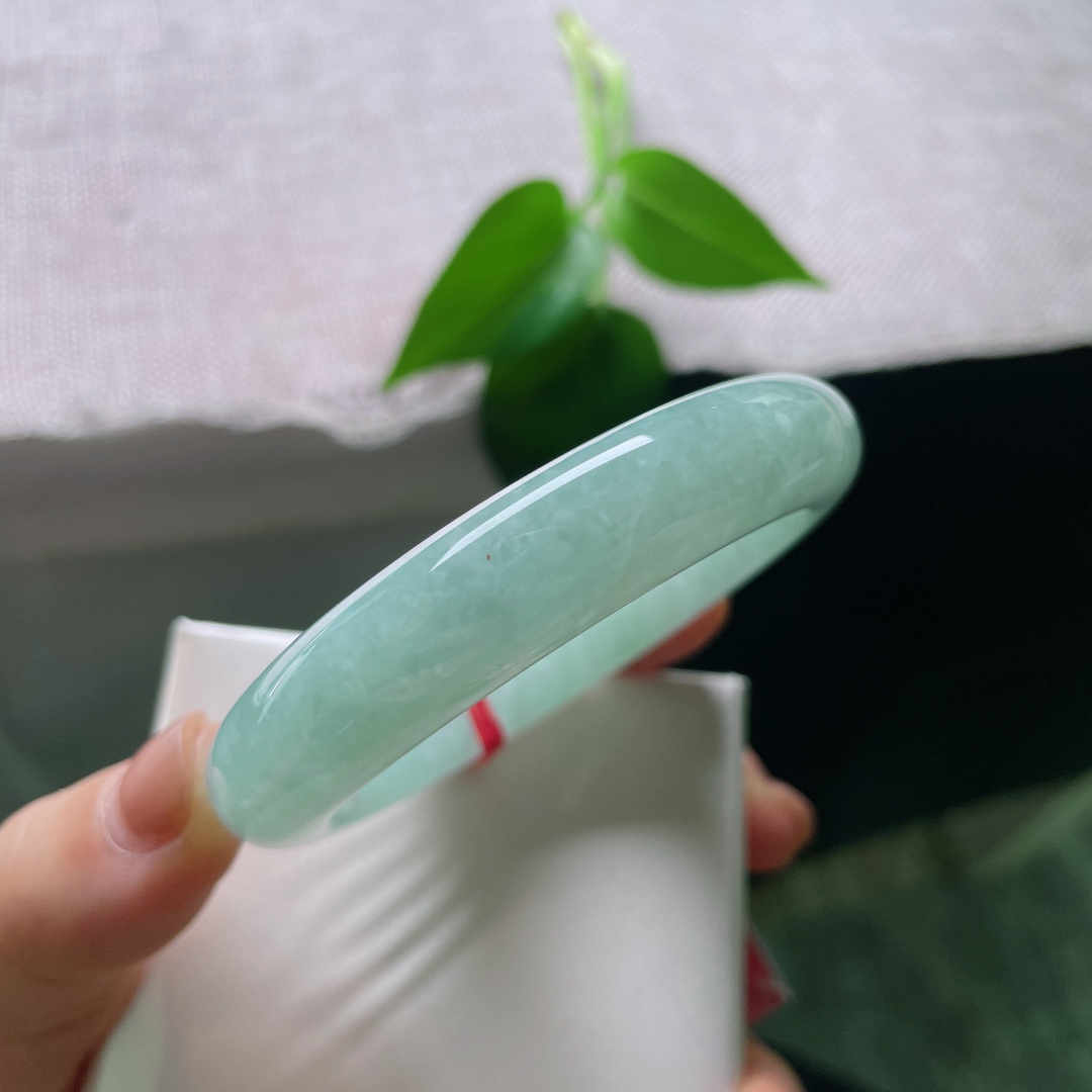 绿底正圈，色系清爽，纤尘不染，佩戴温婉，甜美，皮纹，56709a