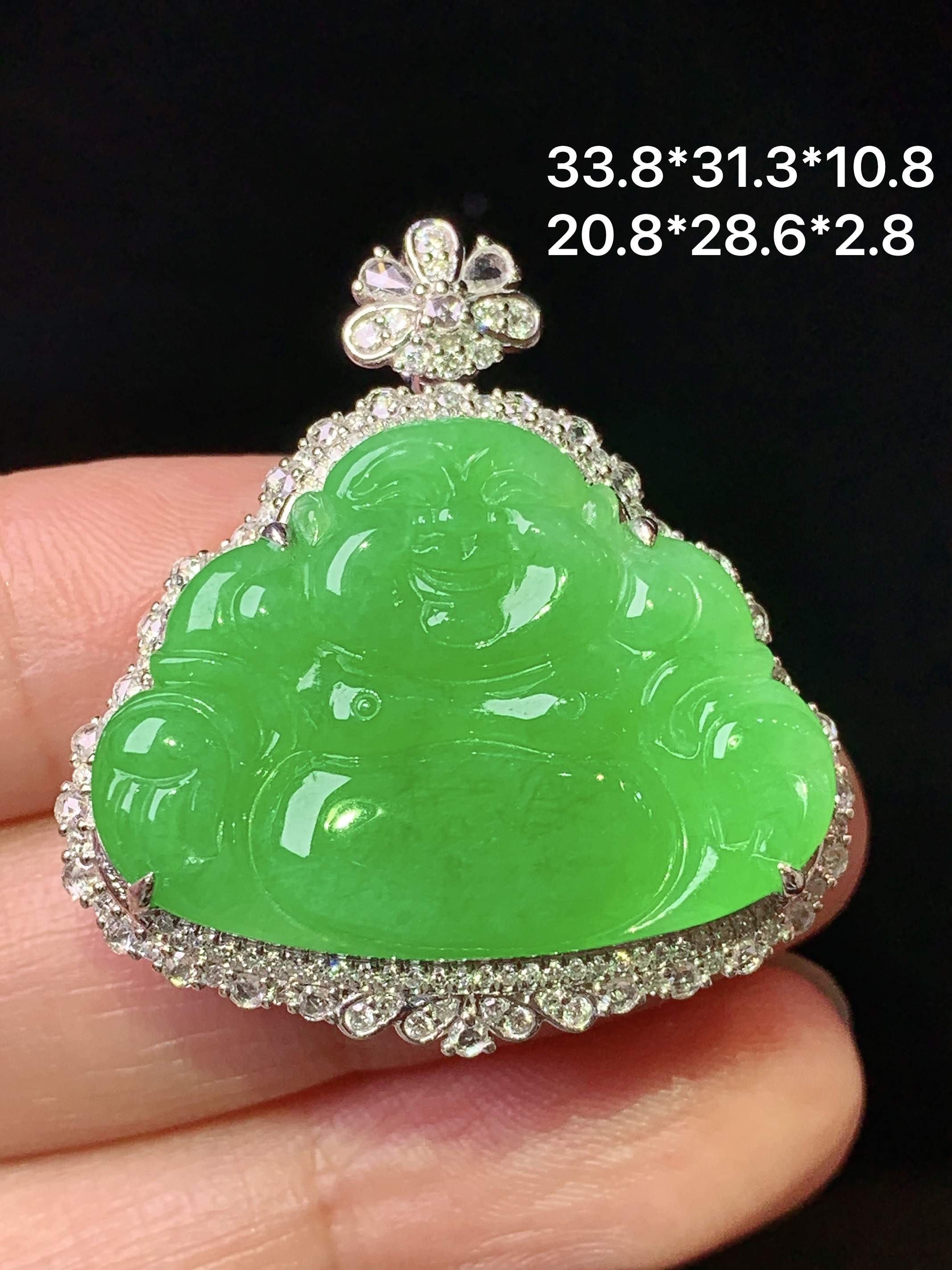 18k金钻镶嵌阳绿佛公吊坠 玉质细腻 色泽艳丽清新 水润亮眼 整体尺寸33.8*31.3*10.8 a6