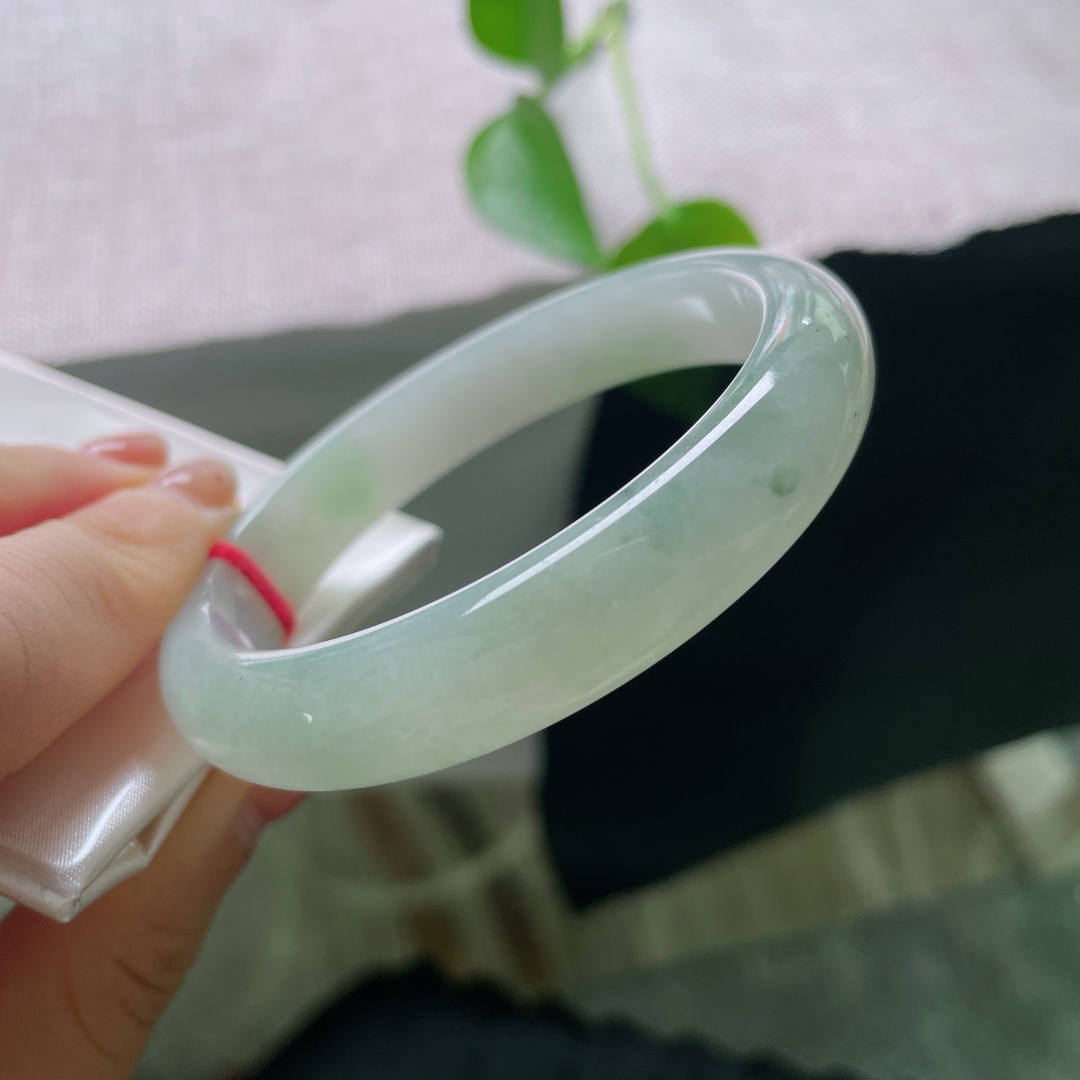 57/10.9/6.7，绿底正圈，一点晶体，浅晴底色翡翠镯，玉质细腻水润，色调温润耐看，日常通勤百搭，不挑肤色。ss56962a