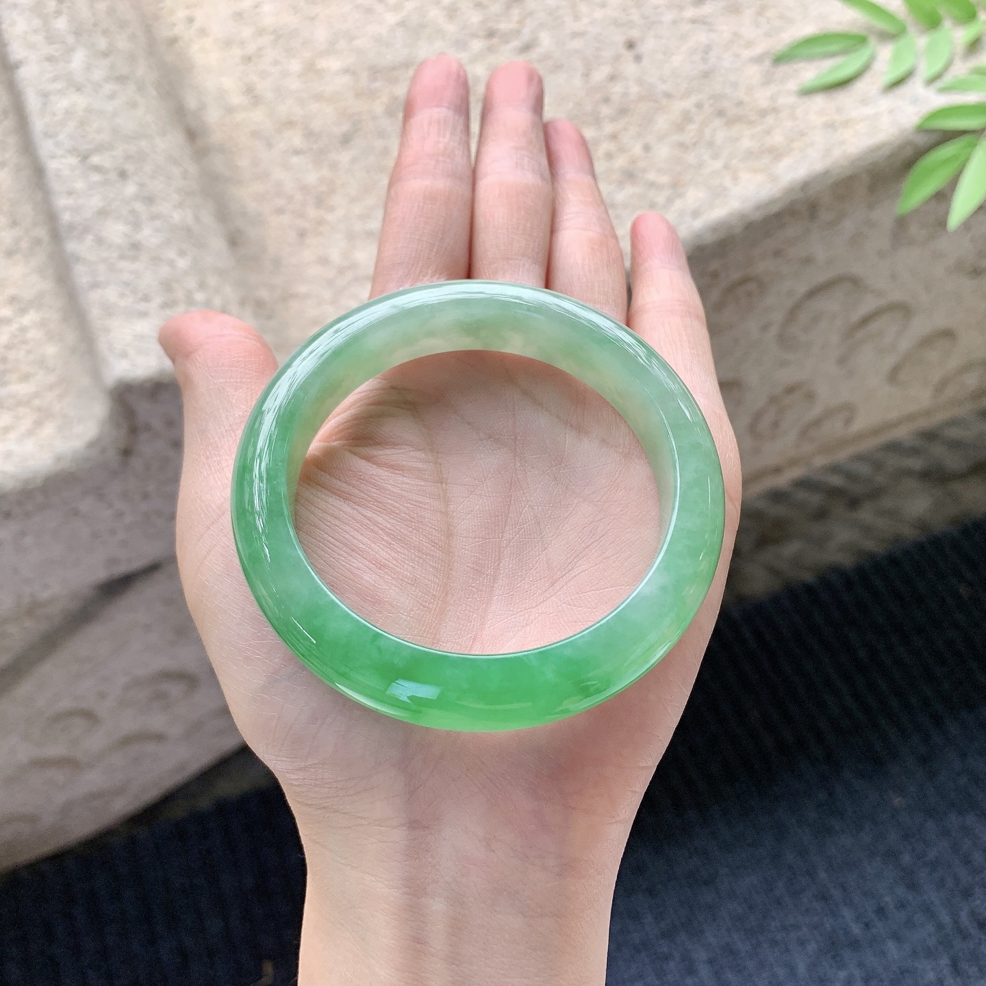 正圈55 56，圈口56.6/12.6/8.8，编码WW080276，冰糯辣阳绿，水润，种老，细腻，有絮线