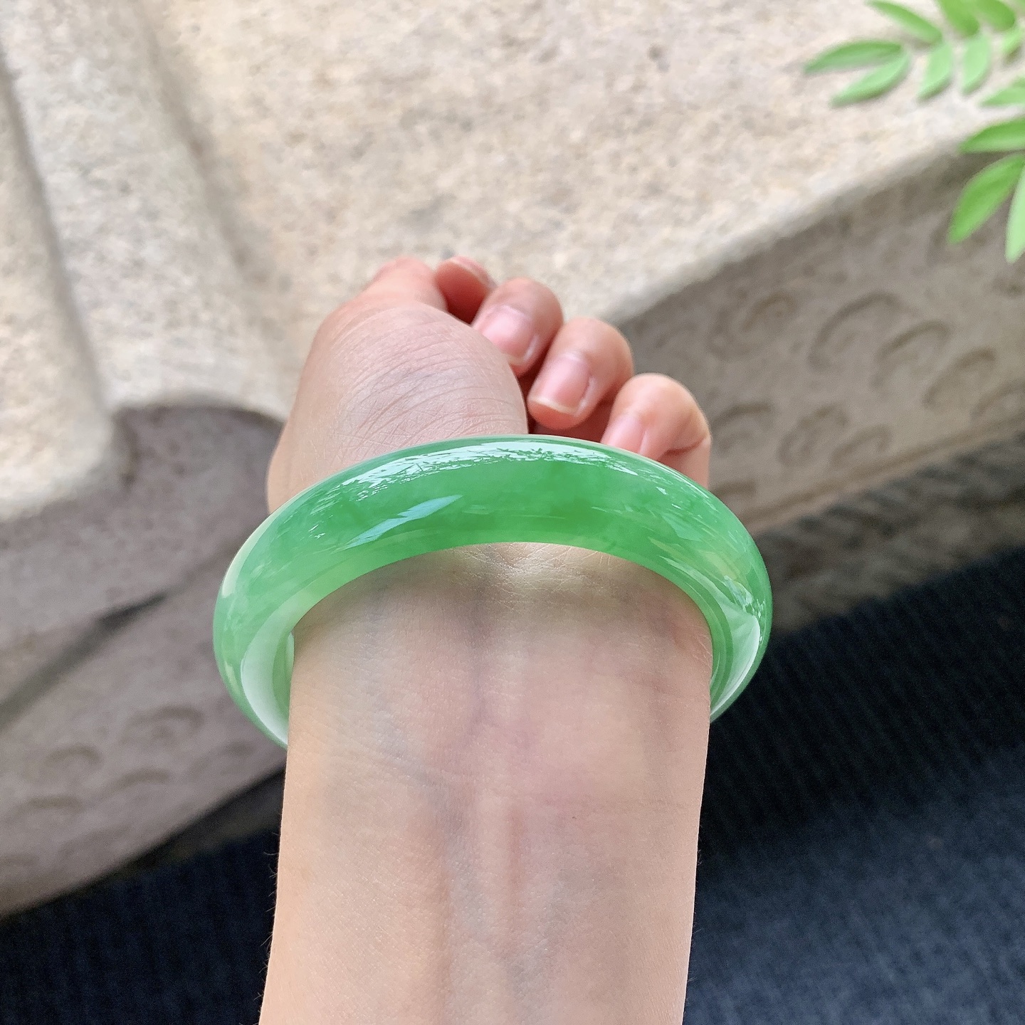 正圈55 56，圈口56.6/12.6/8.8，编码WW080276，冰糯辣阳绿，水润，种老，细腻，有絮线