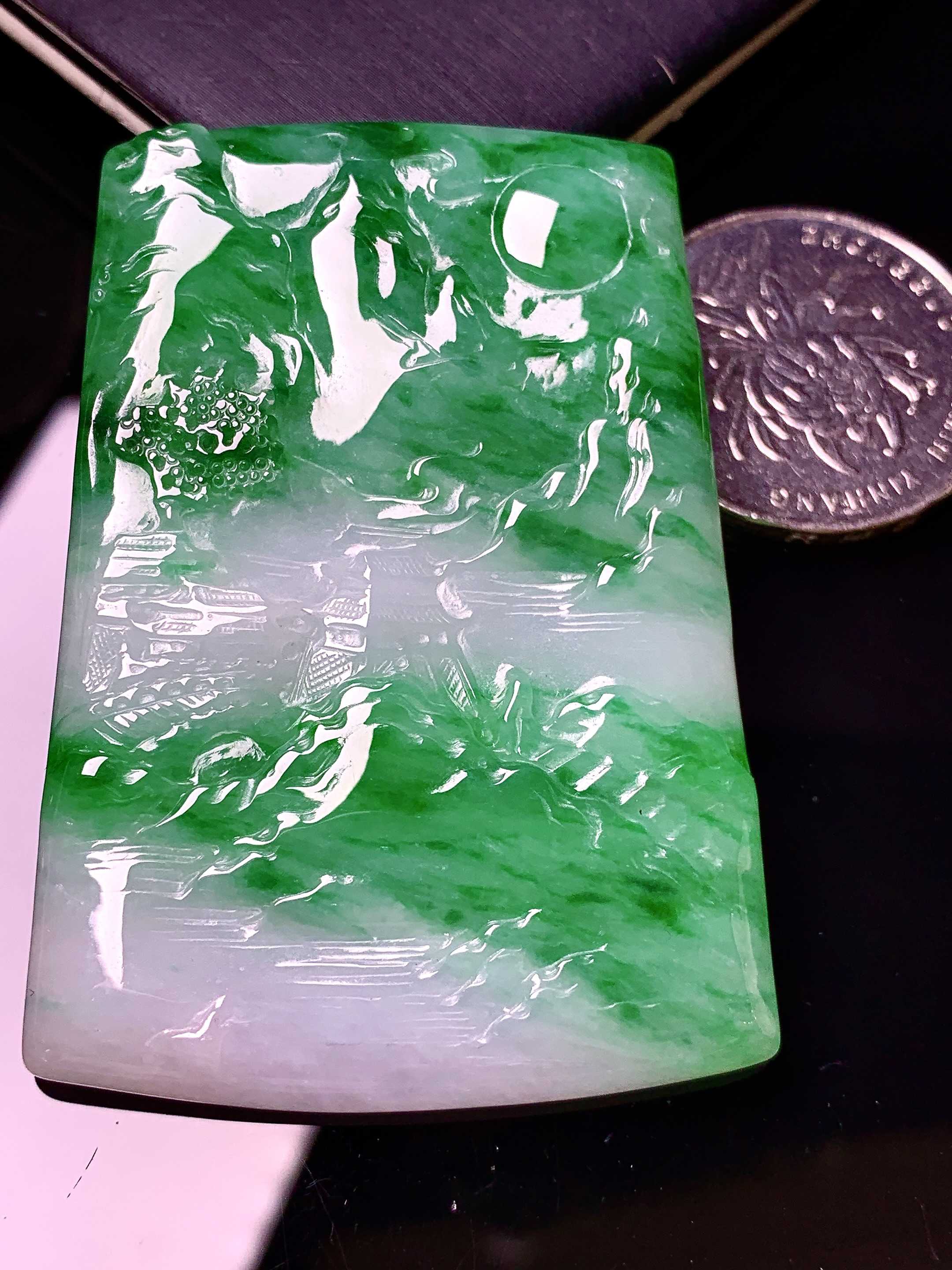 飘阳绿山水牌子吊坠 玉质细腻 色泽艳丽清新 水润亮眼 整体尺寸56.5*40.6*6 h3