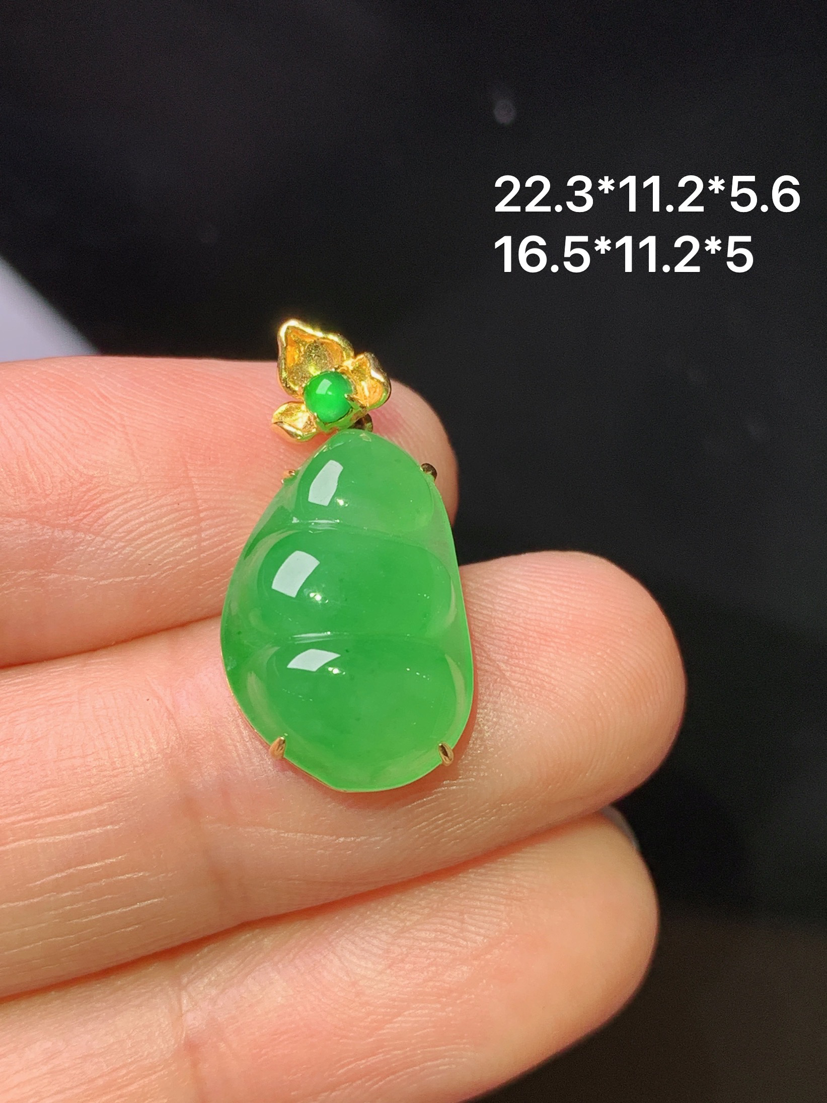 18k金镶嵌晴绿四季豆吊坠 玉质细腻 色泽艳丽清新 水润亮眼 整体尺寸22.3*11.2*5.6 h3