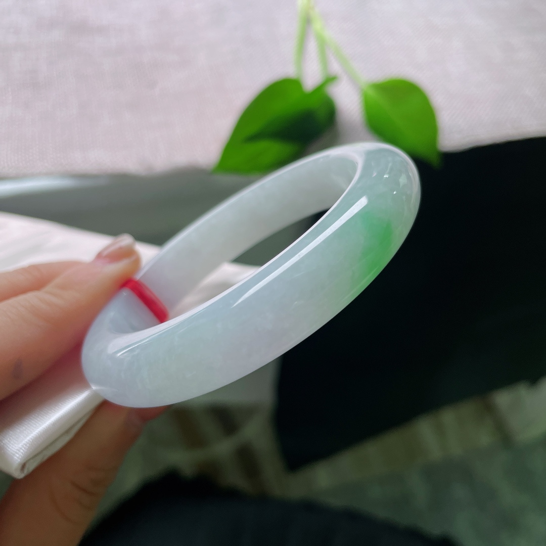 白底青，皮纹，莹白底子干净柔和，一抹鲜亮的正阳绿俏落在镯身，绿色鲜活亮眼，白绿撞色干净清爽，气质清甜温婉，上手显白灵动。ss56077a