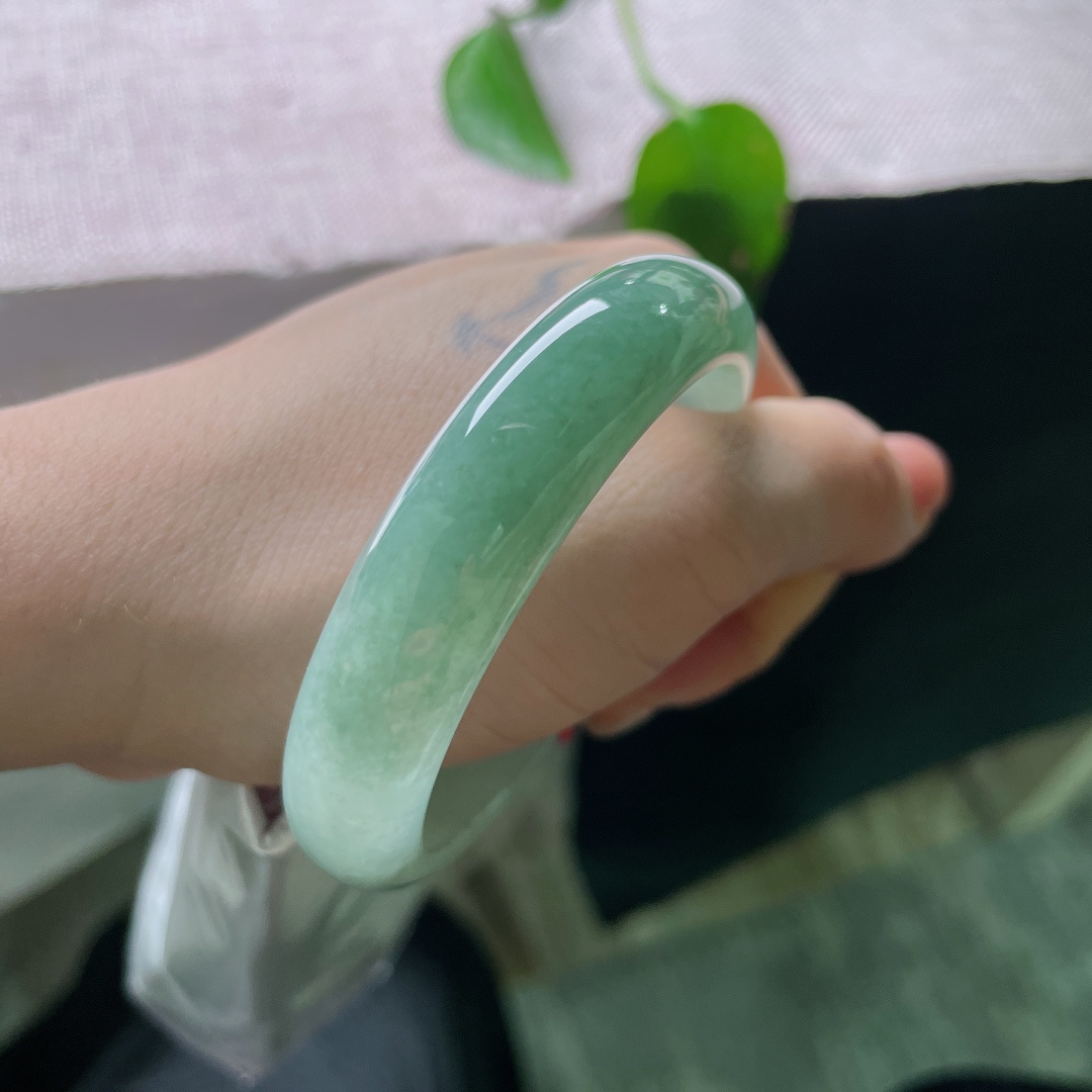 54/12.6/7.5，冰油正圈，一点皮纹，素镯藏清韵，浅绿不艳不浓，低调耐看，温柔永不过时。ss ss56984a