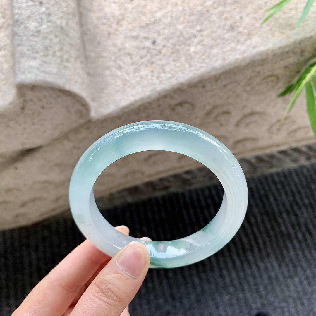 正圈58 59，圈口59.4/12.4/10.1，编码Q5080266，冰种飘花，清透，水润，种老，细腻，打灯有絮线