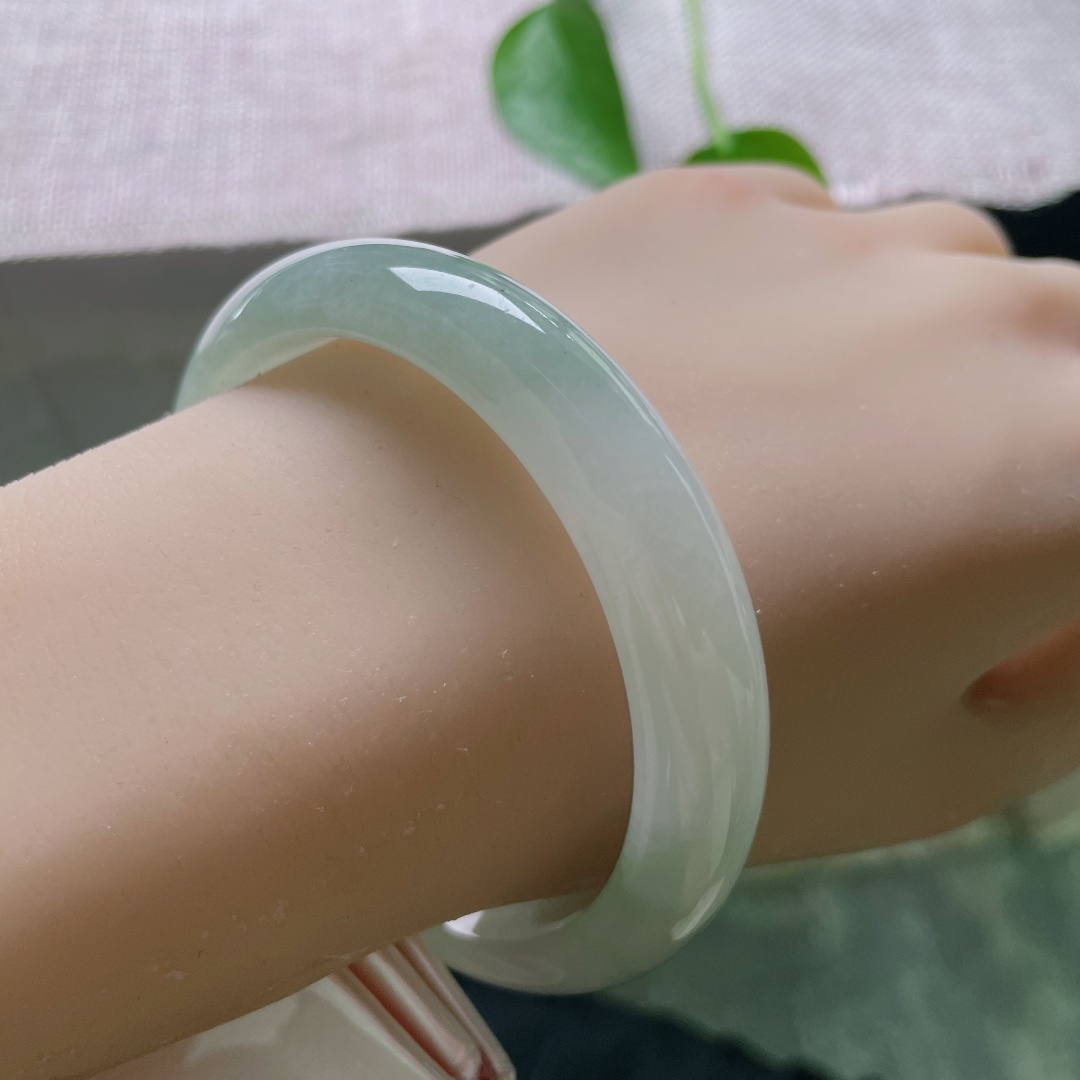 57/10.9/6.7，绿底正圈，一点晶体，浅晴底色翡翠镯，玉质细腻水润，色调温润耐看，日常通勤百搭，不挑肤色。ss56962a