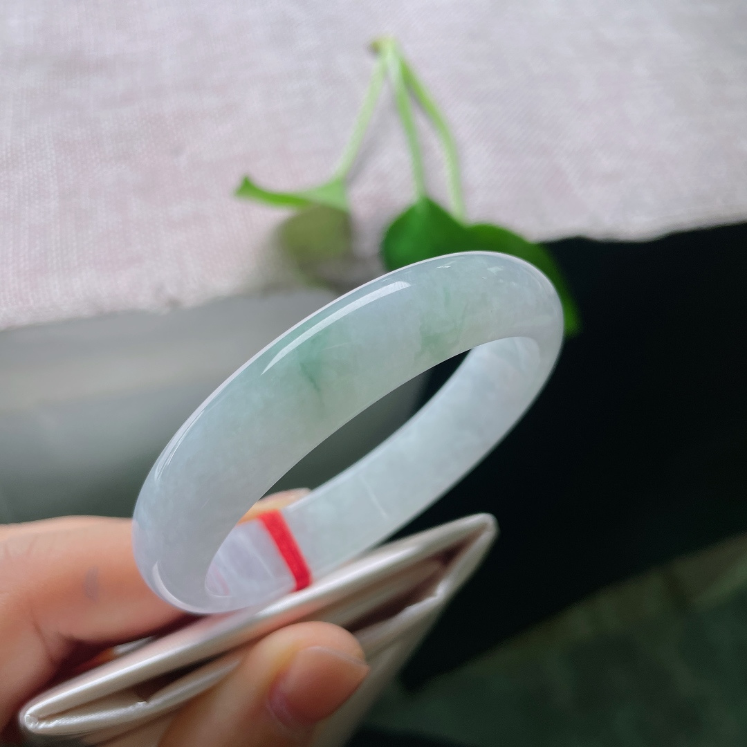 52.5（45.6）12.4/6.8，飘花贵妃，一点晶体，几缕飘绿悠然漫于镯身，如云影渡碧水，清简空灵，自带清冷温柔气韵。ss56743a