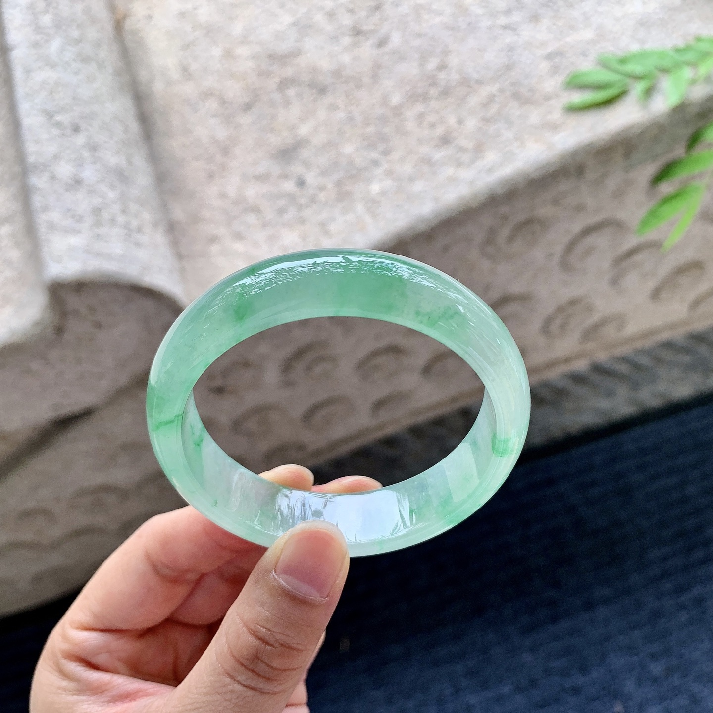 正圈51 52，圈口52.8/13.9/7，编码HT073021，描述冰糯飘绿，水润，种老，细腻，打灯有絮线