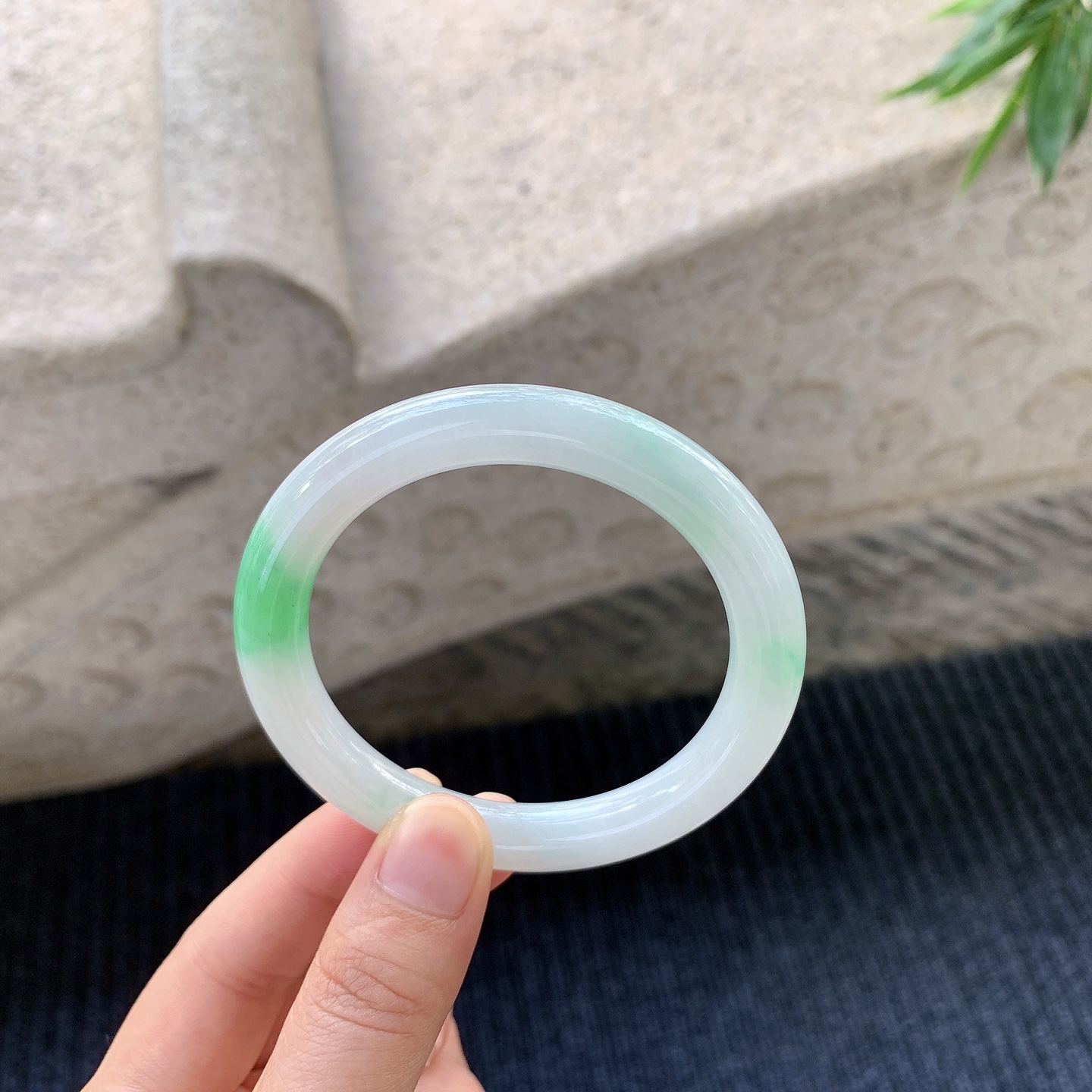 圆条53 54，细糯飘绿，水润，种老，细腻，打灯有絮线
