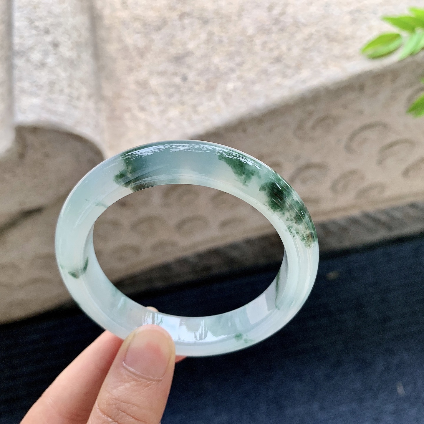 正圈53 54，圈口54.6/11.8/8.6，编码AF080141，描述冰糯飘花，清透，水润，种老，细腻，打灯有棉线