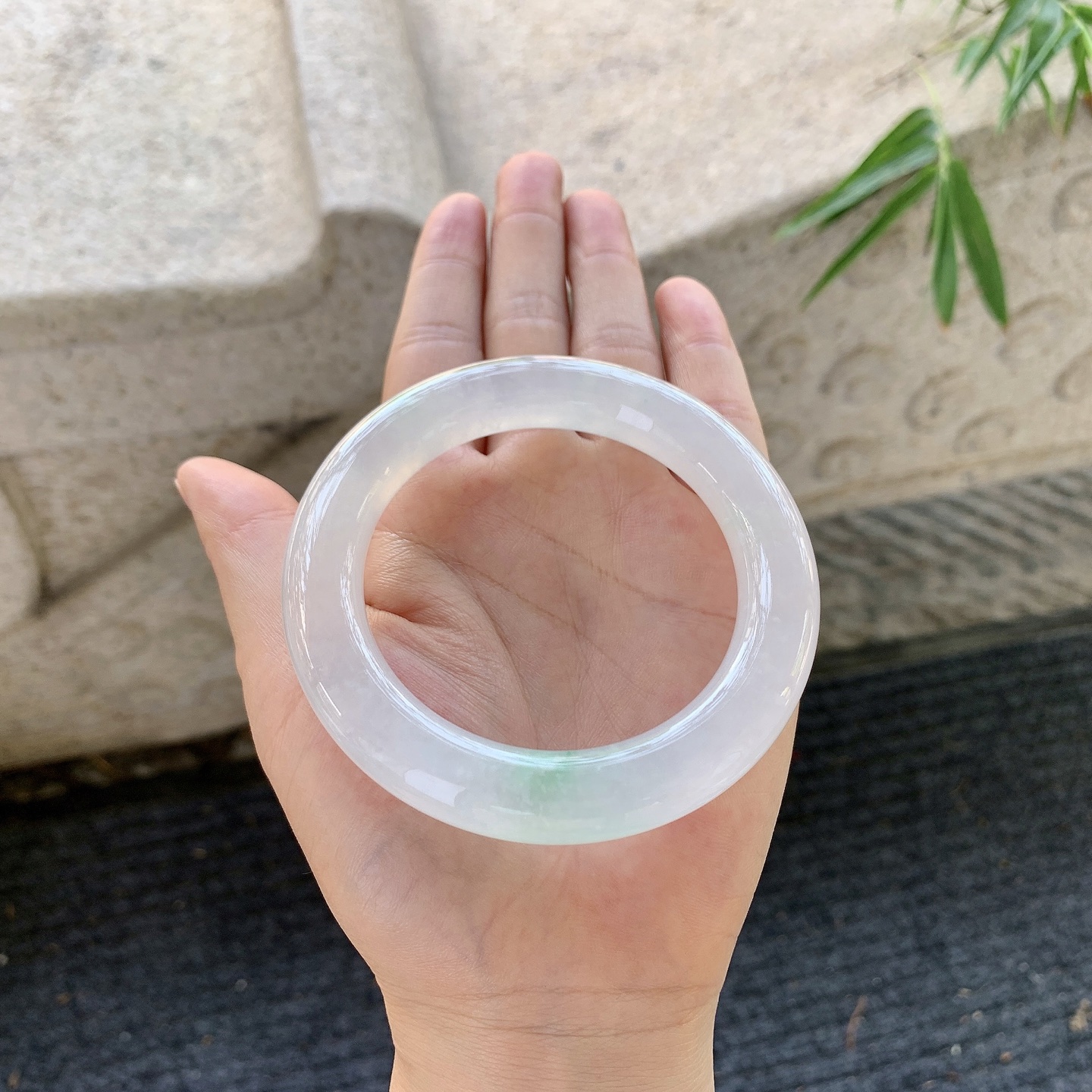 圆条56 57，圈口56.8/11.3/11.9，编码Q7061961，冰飘绿，水润，种老，细腻，打