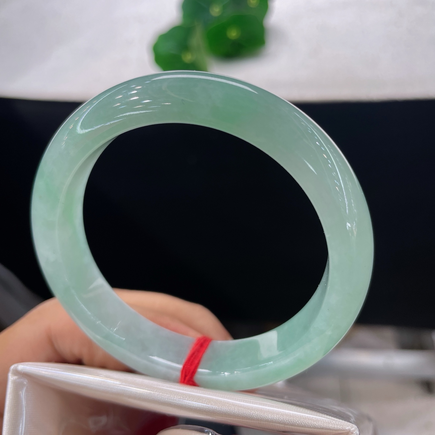 圈口54.6/12/8.1，果绿正圈，56/57可戴，仿若春烟凝翠，质地澄澈温润。无裂。