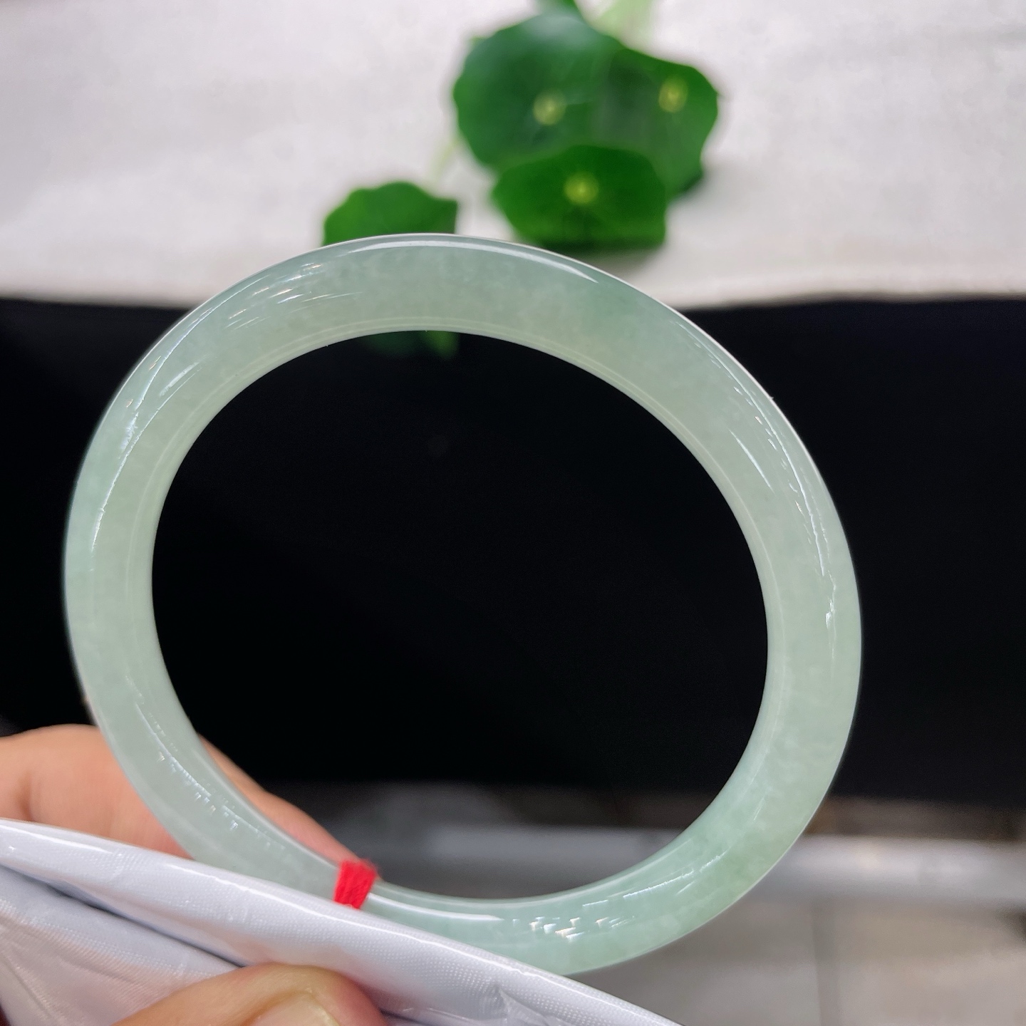 圈口57.5/7.7，冰晴美人条，57/58不必浓妆艳抹，单单这一抹清绿绕腕，便道出东方女子含蓄温婉的风骨。