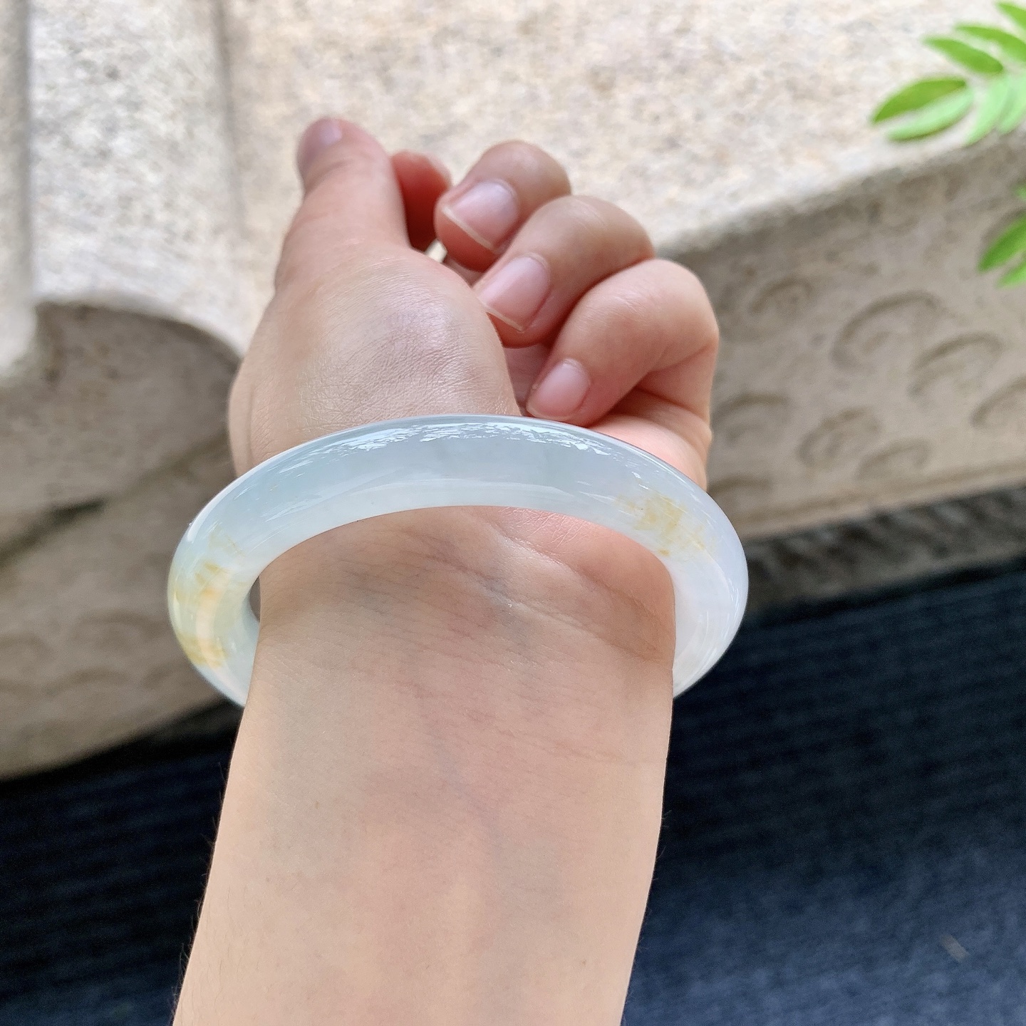圆条52 53，圈口53.8/9.6/9.3，编码DJ080117，描述冰糯飘黄翡，水润，种老，细腻，打灯有絮线