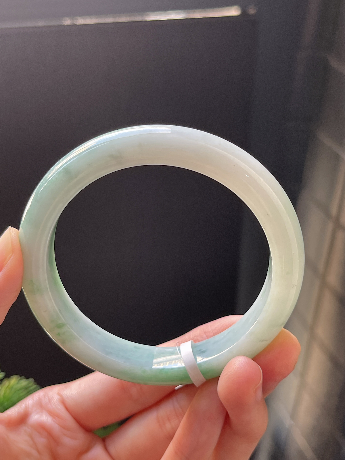 正圈55.5白底飘绿手镯