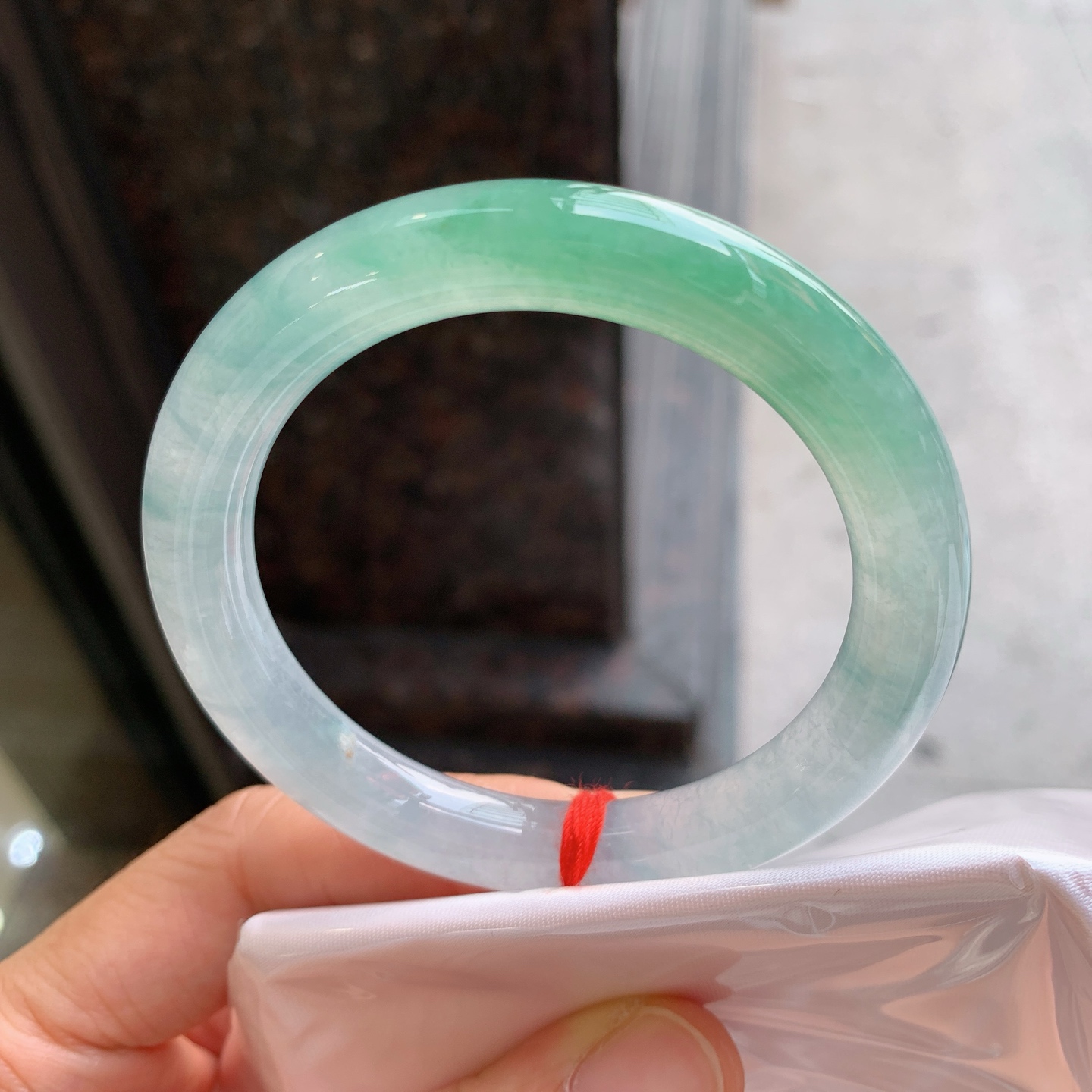 圆条冰飘绿 内圈有个矿点微扣 尺寸：53/9.5/9.2 冰润