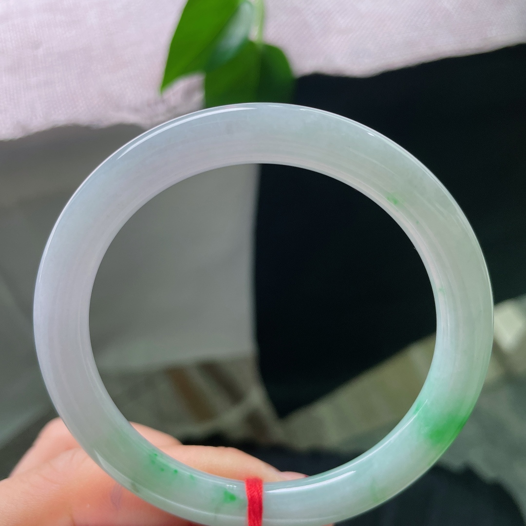 55.9/8，飘绿圆条，一点皮纹，俏色飘绿翡翠圆镯，底色清润，一抹翠色灵动出彩，日常佩戴温婉耐看。ss56721a