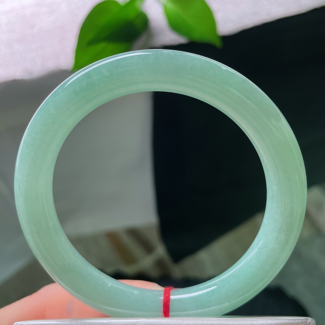 绿底圆条，无裂，浅绿匀染玉环，像一汪静谧温润的春水藏尽山间，自带清冷舒缓的气质，ss55987a