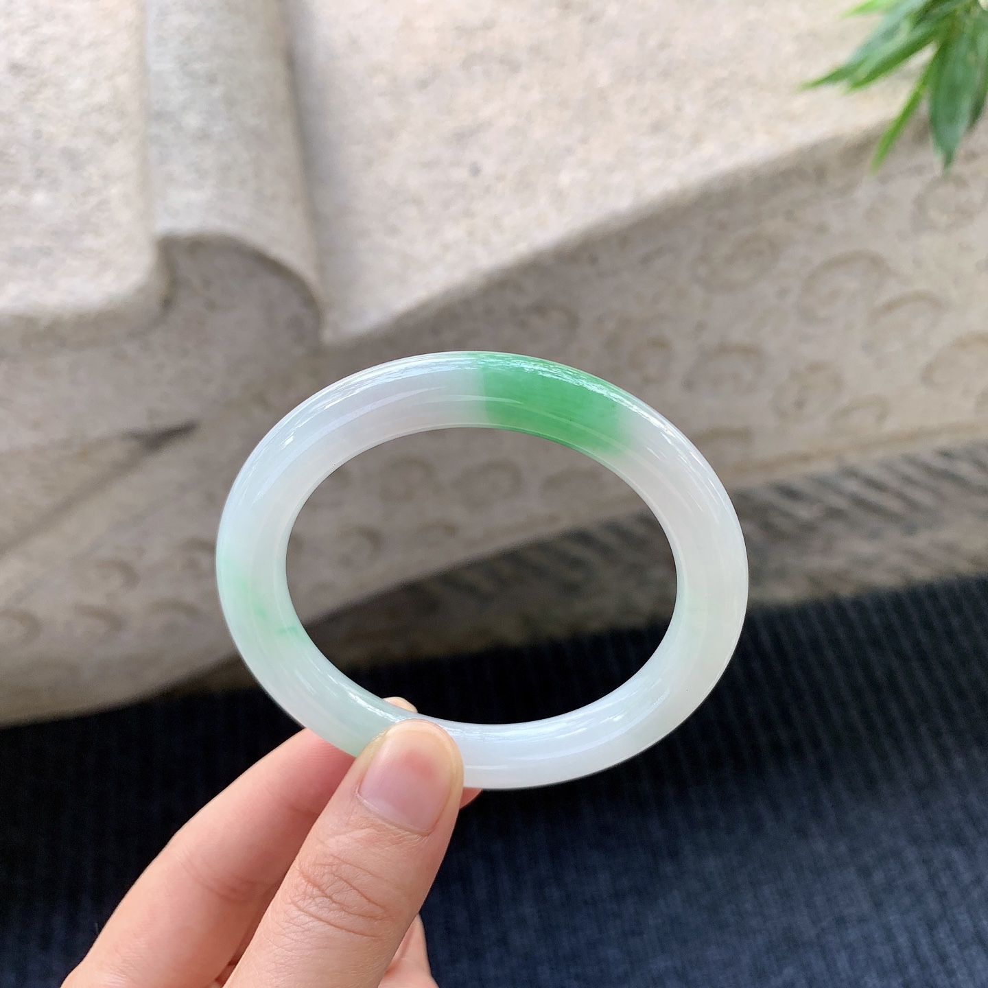 圆条53 54，细糯飘绿，水润，种老，细腻，打灯有絮线