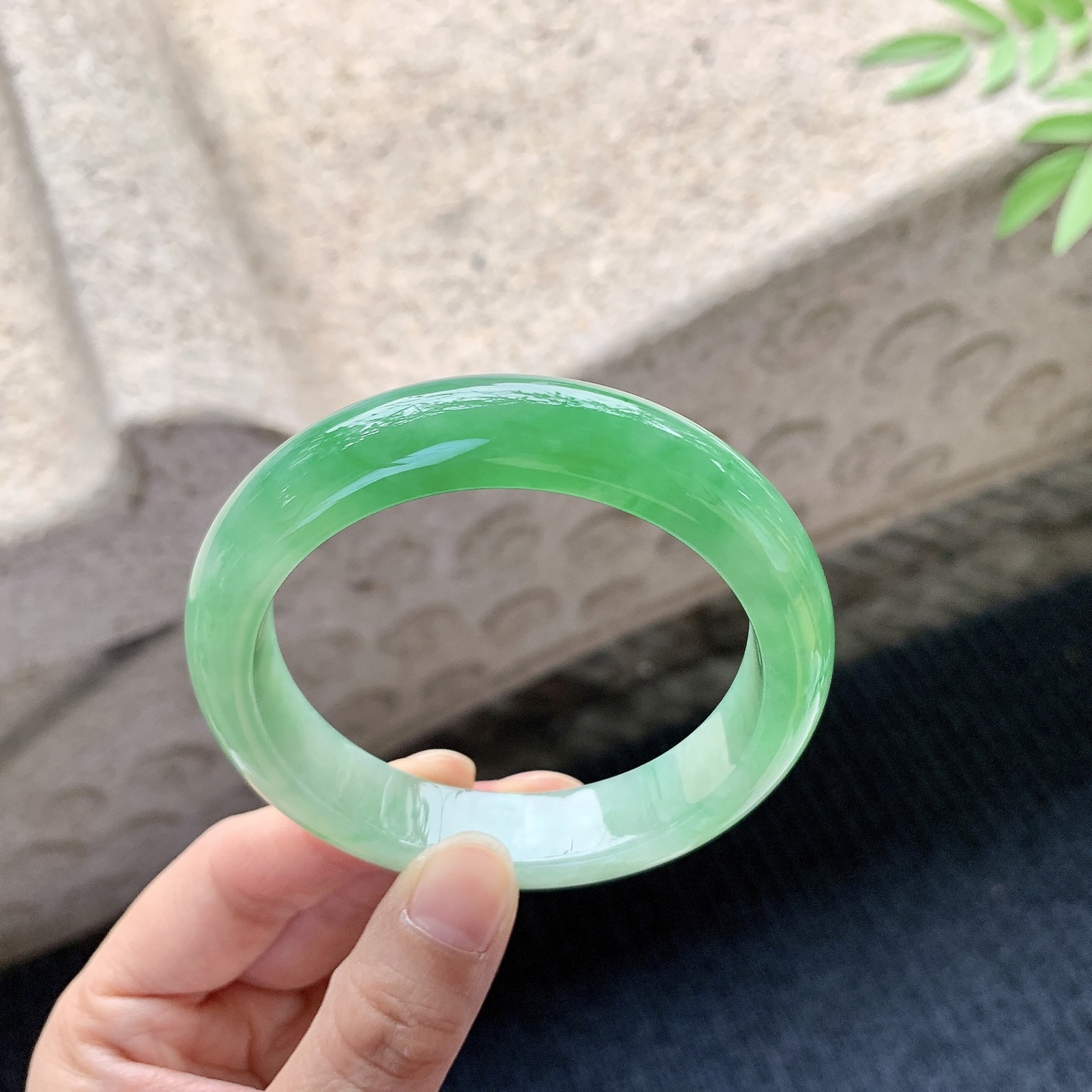 正圈55 56，圈口56.6/12.6/8.8，编码WW080276，冰糯辣阳绿，水润，种老，细腻，有絮线