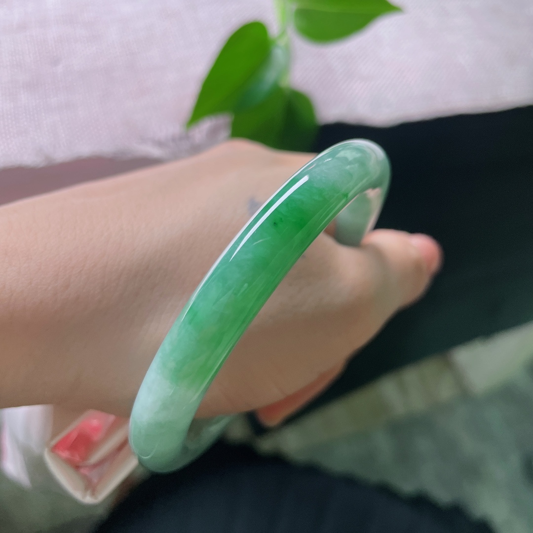 55.4/9.2，飘绿圆条，一点内纹，圆条镯型敦实雅致，绿水氤氲镯身，水光内敛，把一池远山碧色，戴于方寸腕间。ss56930a