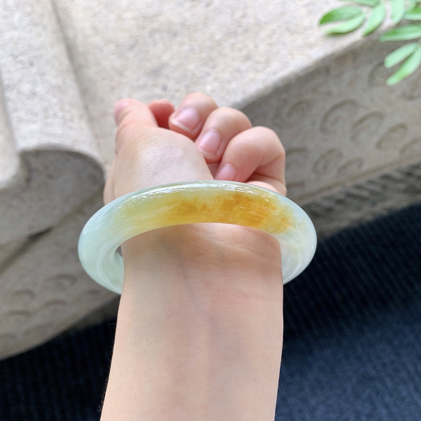 圆条55 56，圈口56.3/12/12，编码BA080279，描述细糯飘黄翡，水润，种老，细腻，无裂。