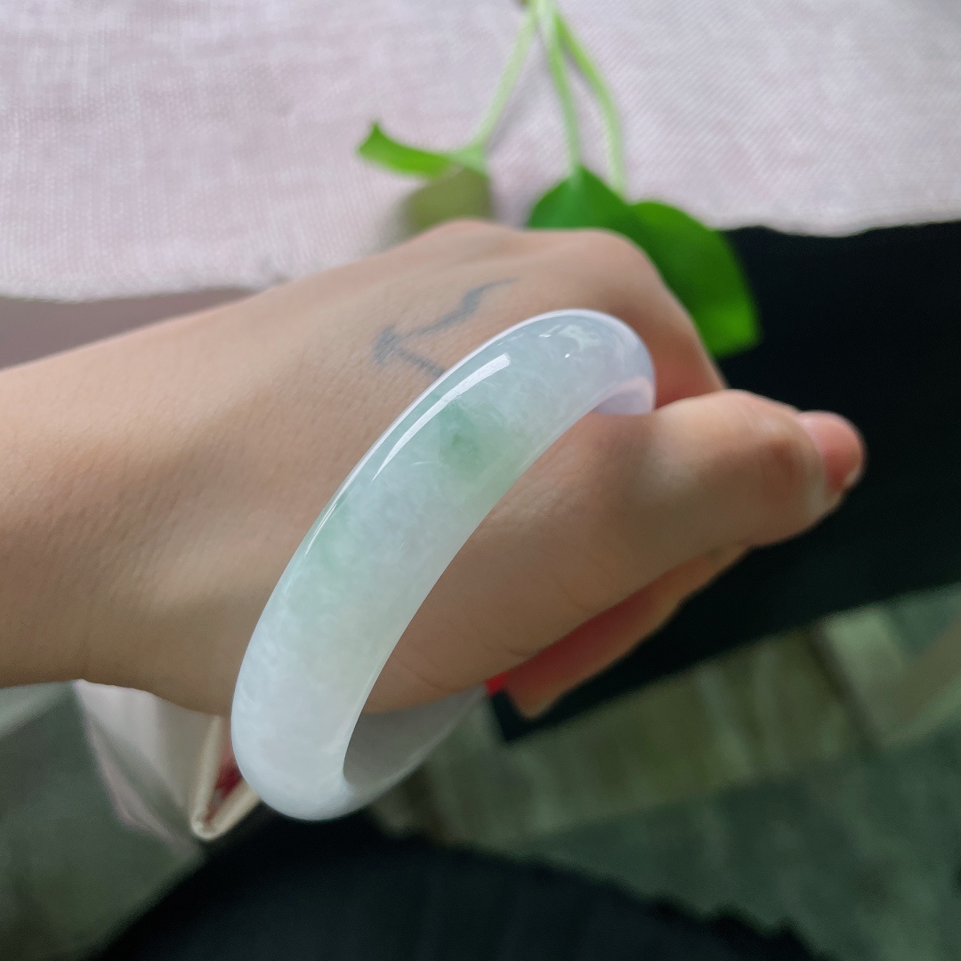 52.5（45.6）12.4/6.8，飘花贵妃，一点晶体，几缕飘绿悠然漫于镯身，如云影渡碧水，清简空灵，自带清冷温柔气韵。ss56743a