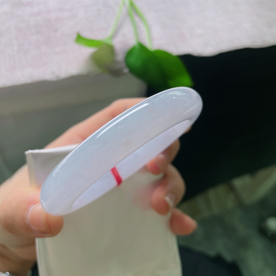 56.7/12.1/9.3，正圈，无裂，玉质莹润如水，底色干净匀净，水光静静流淌，褪去繁杂花色，以素白诠释温婉雅致。ss56995a