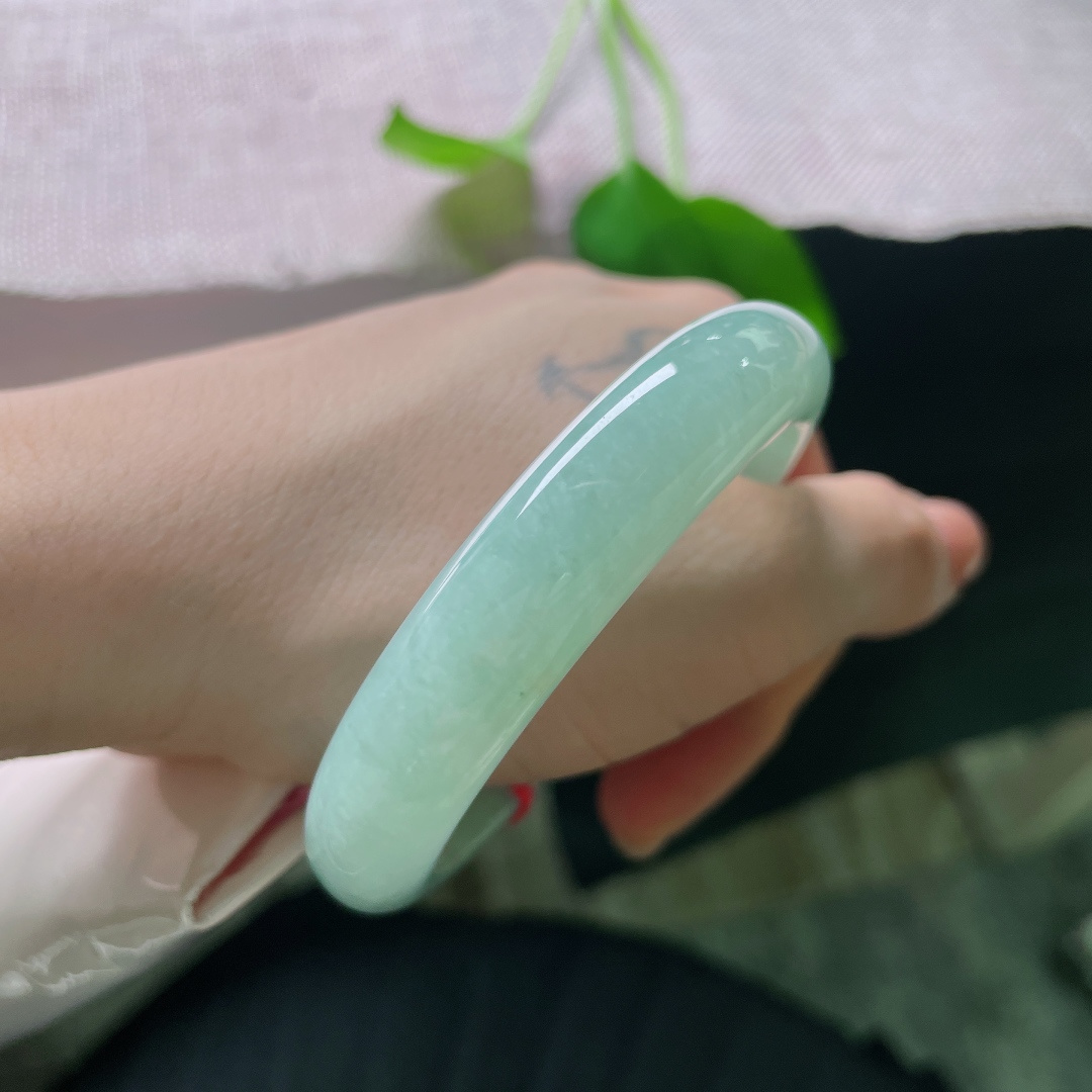 54/12/8.3，绿底正圈，一点皮纹，种水通透莹润，满圈柔和湖青色，上手清爽显白，日常百搭耐看。ss56701a