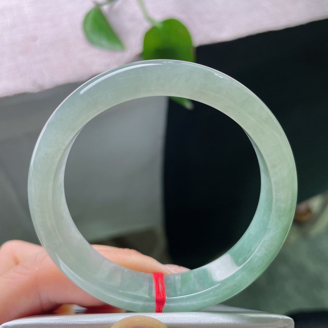 54/12.6/7.5，冰油正圈，一点皮纹，素镯藏清韵，浅绿不艳不浓，低调耐看，温柔永不过时。ss 