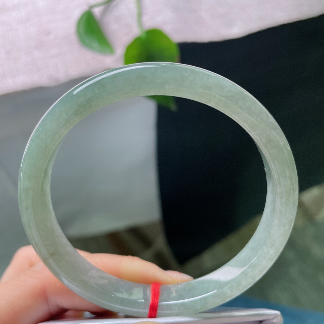 60.9/10.2/6.9，油青正圈，一点皮纹，淡淡的湖调青绿，玉质细腻，光泽温润，不挑穿搭，通勤日