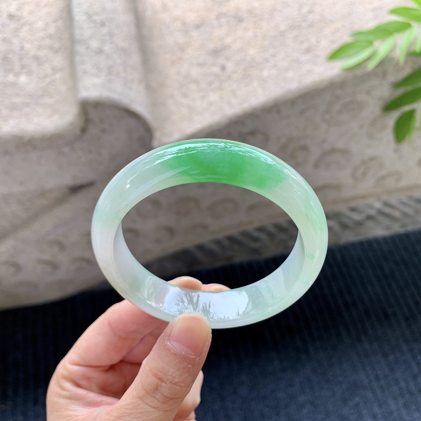 正圈53 54，圈口54.8/13.9/7.7，编码BA073163，描述冰糯飘阳绿，水润，种老，细腻，打灯有絮线