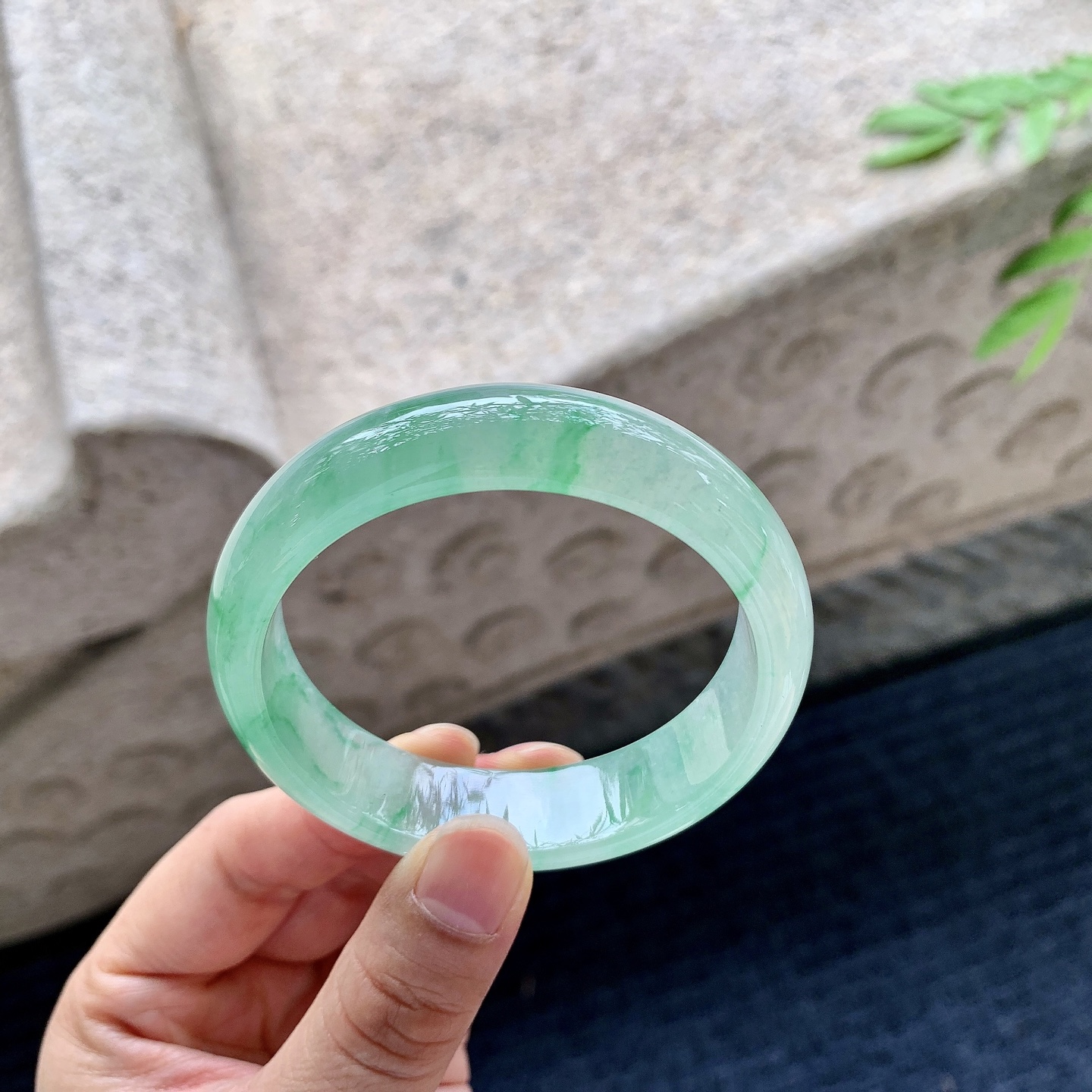 正圈51 52，圈口52.8/13.9/7，编码HT073021，描述冰糯飘绿，水润，种老，细腻，打灯有絮线