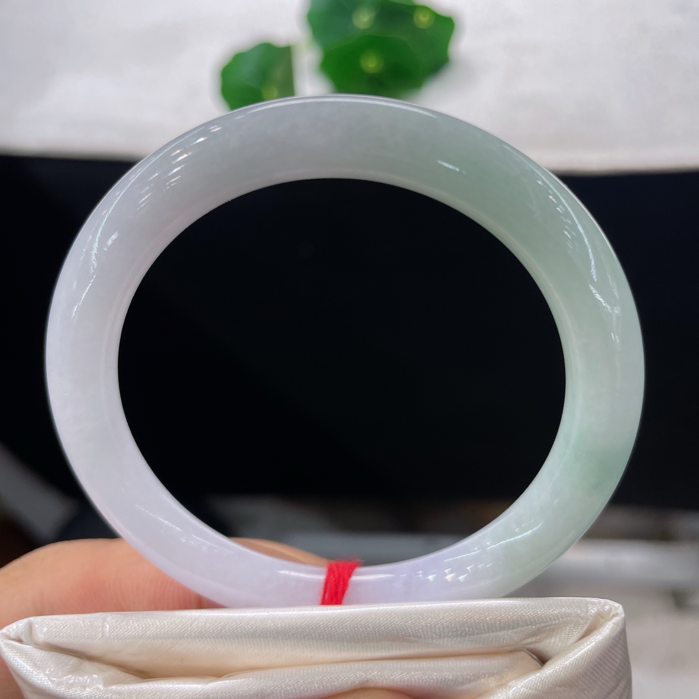圈口52/7.5，淡春彩美人条，52/53正圈可戴，清浅绿意藏于温润玉底，不艳不烈，无裂。