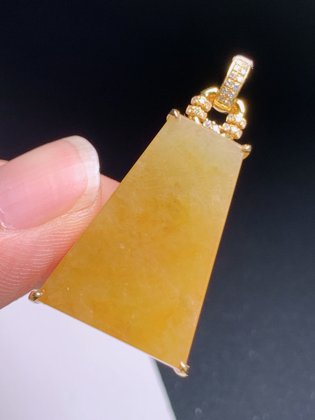 ️ 黄翡无事牌吊坠，色泽浓郁，玉质温润，简约大气