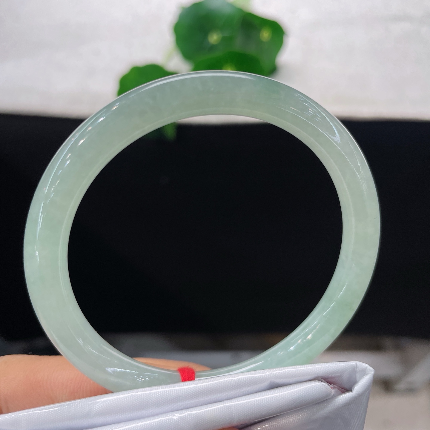 圈口57.5/7.7，冰晴美人条，57/58不必浓妆艳抹，单单这一抹清绿绕腕，便道出东方女子含蓄温婉的风骨。