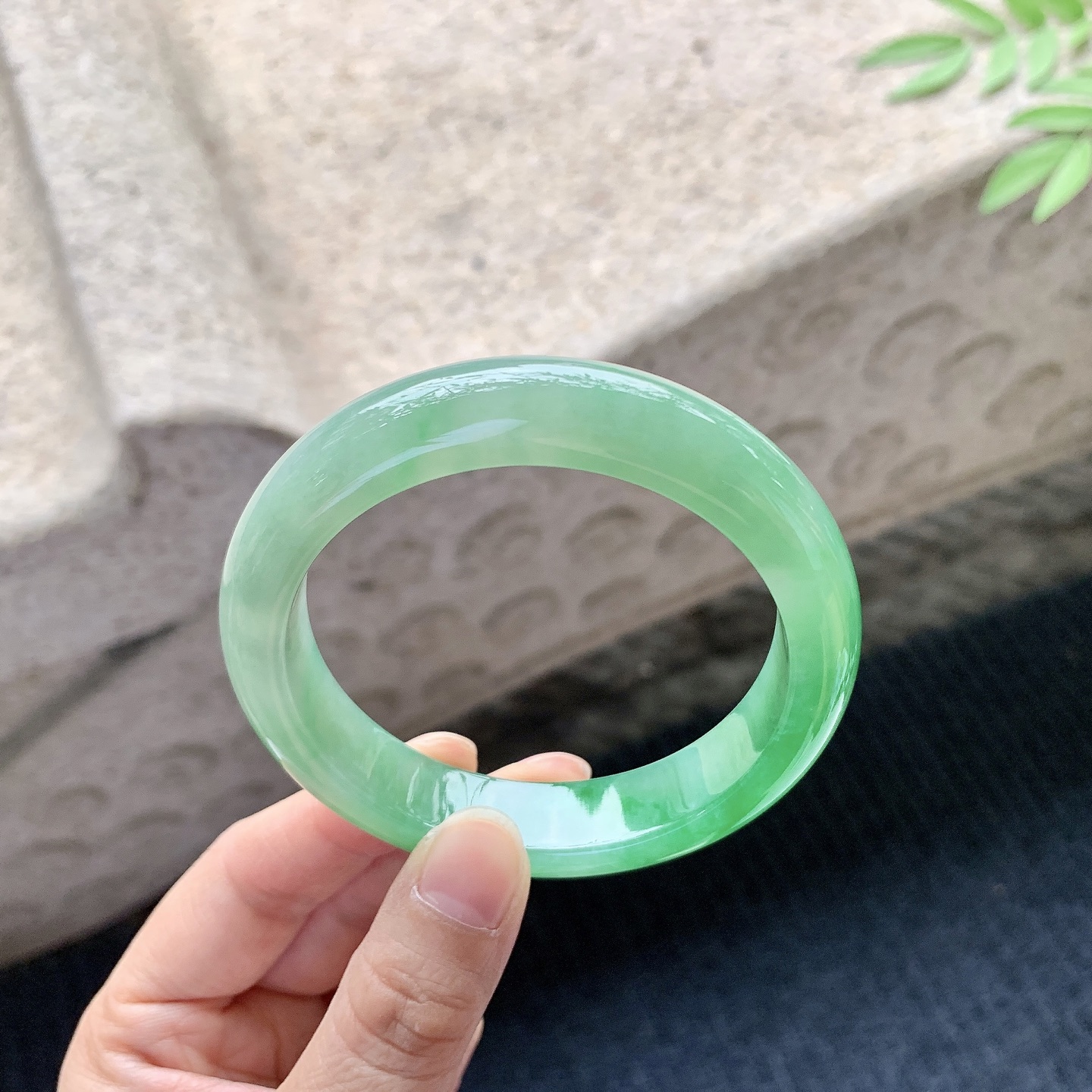 正圈55 56，圈口56.6/12.6/8.8，编码WW080276，冰糯辣阳绿，水润，种老，细腻，有絮线
