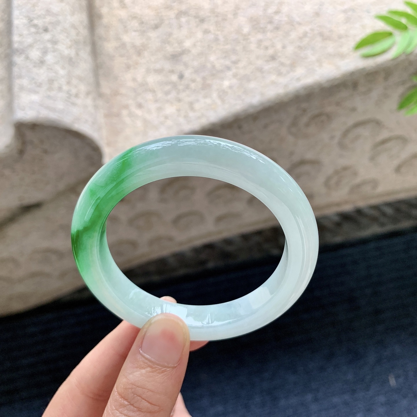 正圈52 53，圈口52.8/10/8.9，编码DW080109，糯冰飘辣绿，种老，细腻，打灯有细微棉纹
