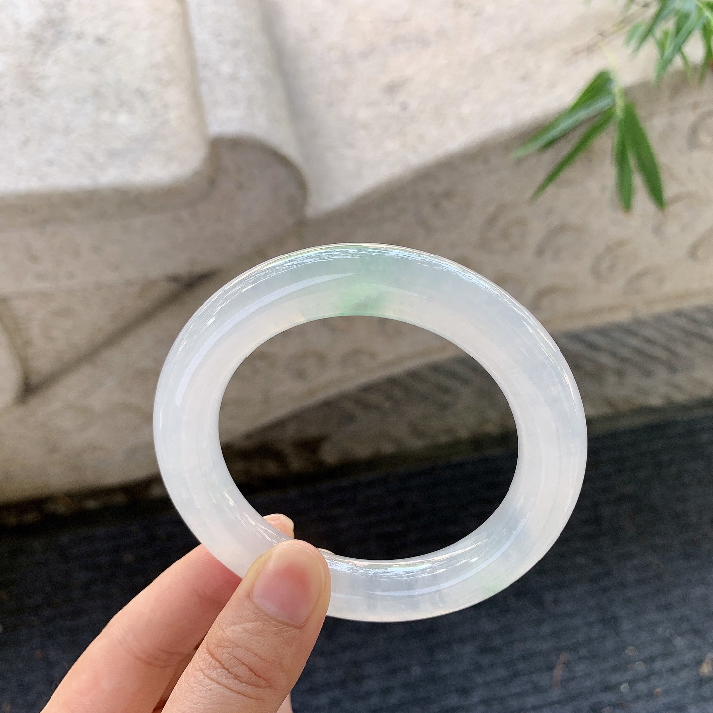 圆条56 57，圈口56.8/11.3/11.9，编码Q7061961，冰飘绿，水润，种老，细腻，打灯有棉线
