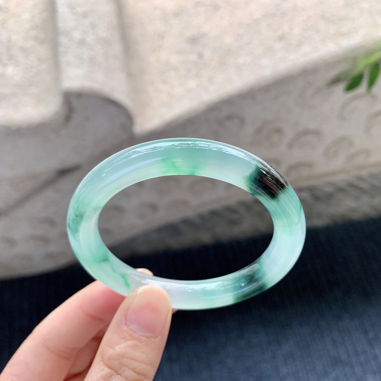 圆条49 50，圈口50.2/8.8/8.4，编码B2080287，冰种飘绿，清透，水润，种老，细腻，打灯有絮线