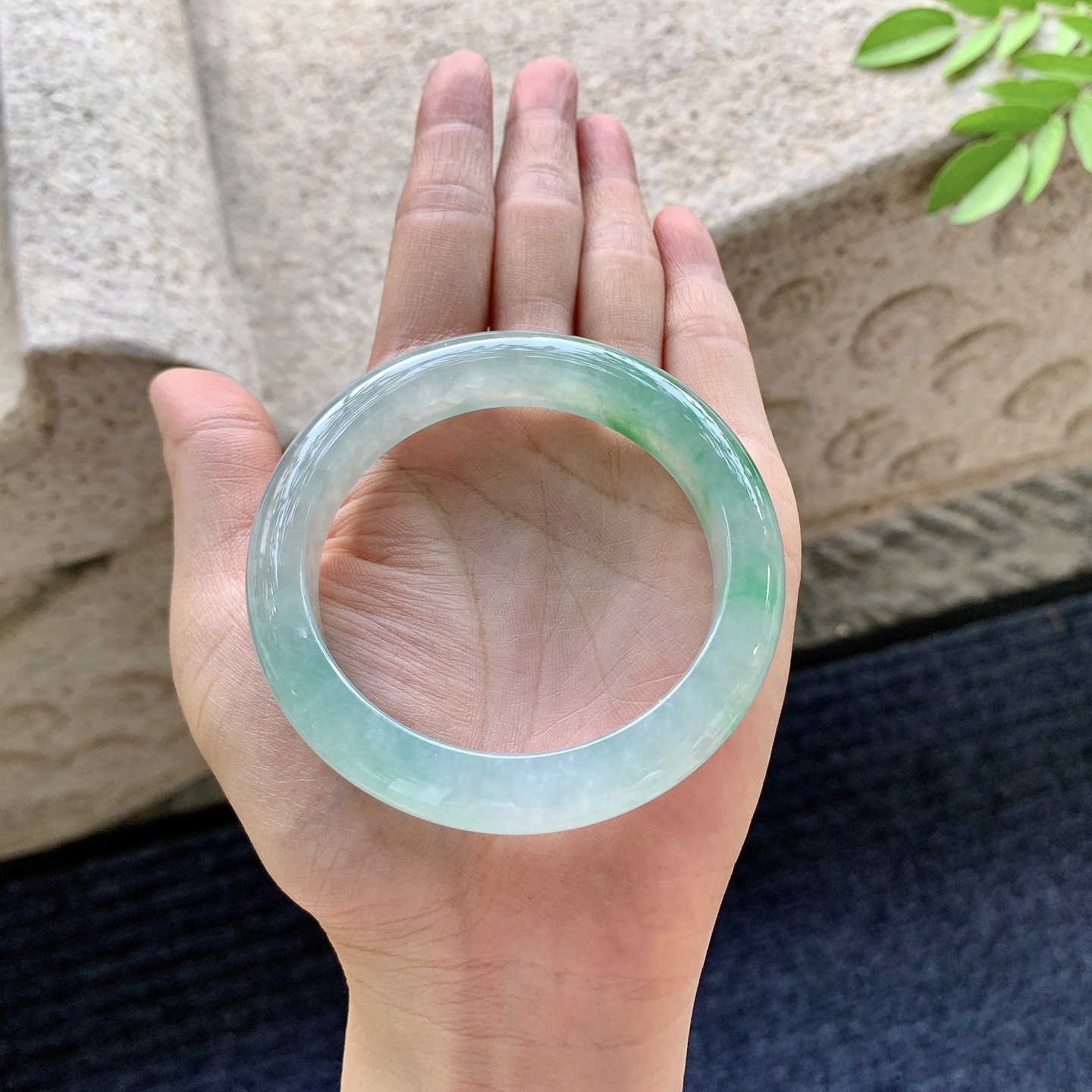 正圈53 54，圈口54.6/11.8/8.8，编码A1080130，描述冰糯飘绿，水润，种老，细腻，打灯有棉线