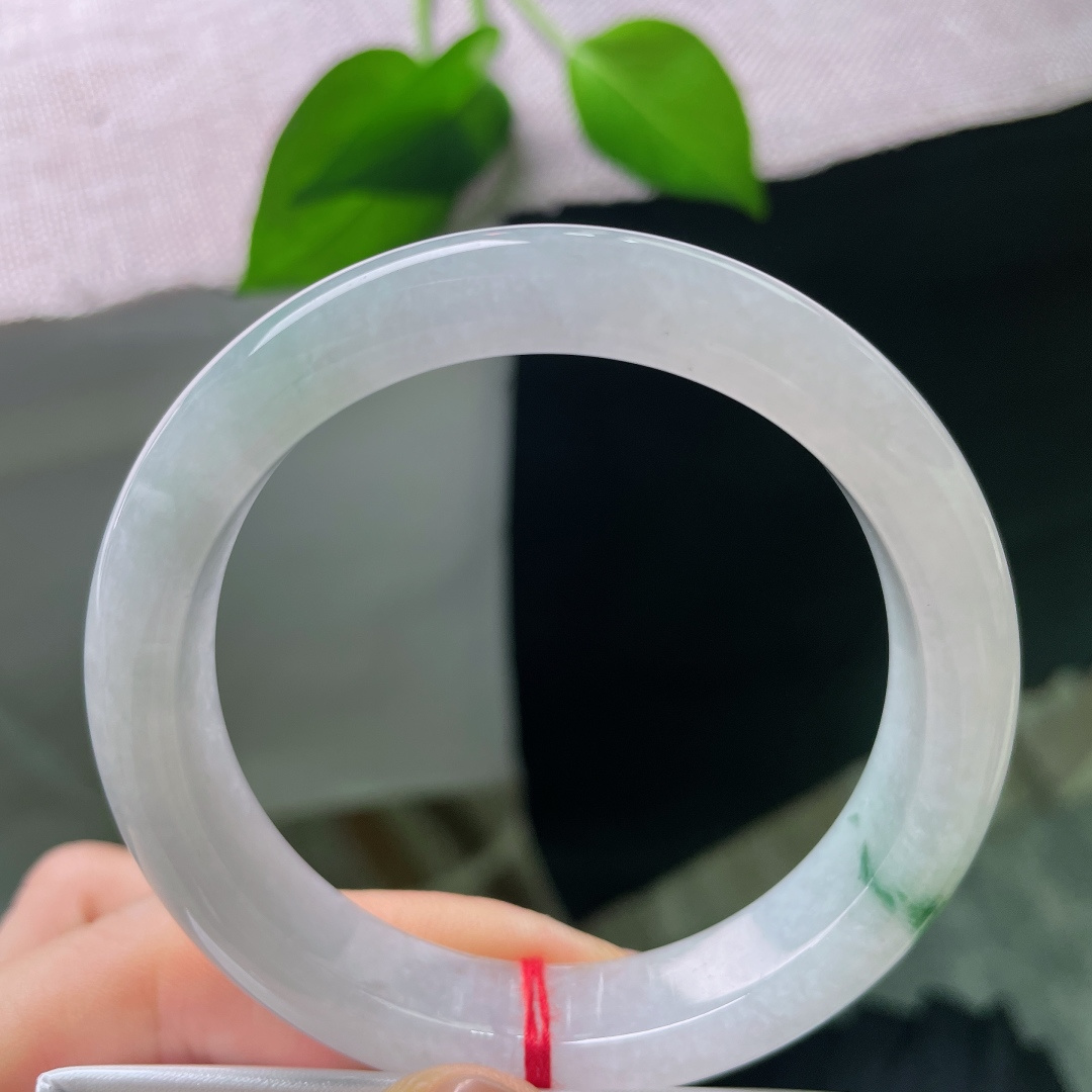 55/11.9/8.7，飘花正圈，无裂，白底衬得飘花鲜活醒目，清灵脱俗，一刚一柔融于圆环之间，清冷又富有灵气，诠释着独属于飘花翡翠的氛围感。ss56034