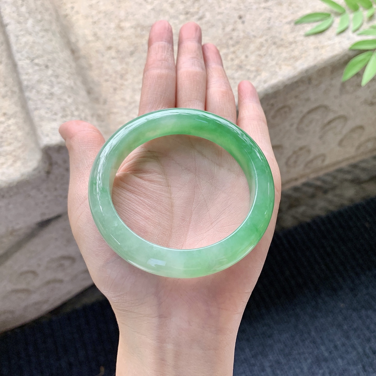 正圈55 56，圈口56.6/12.6/8.8，编码WW080276，冰糯辣阳绿，水润，种老，细腻，有絮线