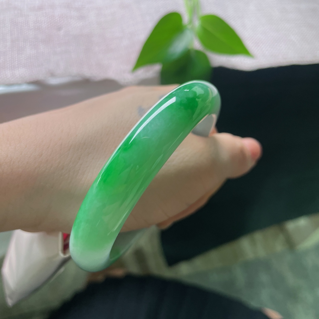 59.1/12.5/8.7，绿底正圈，水润细腻，翠色传承之美，贵气，色辣，无裂，56662