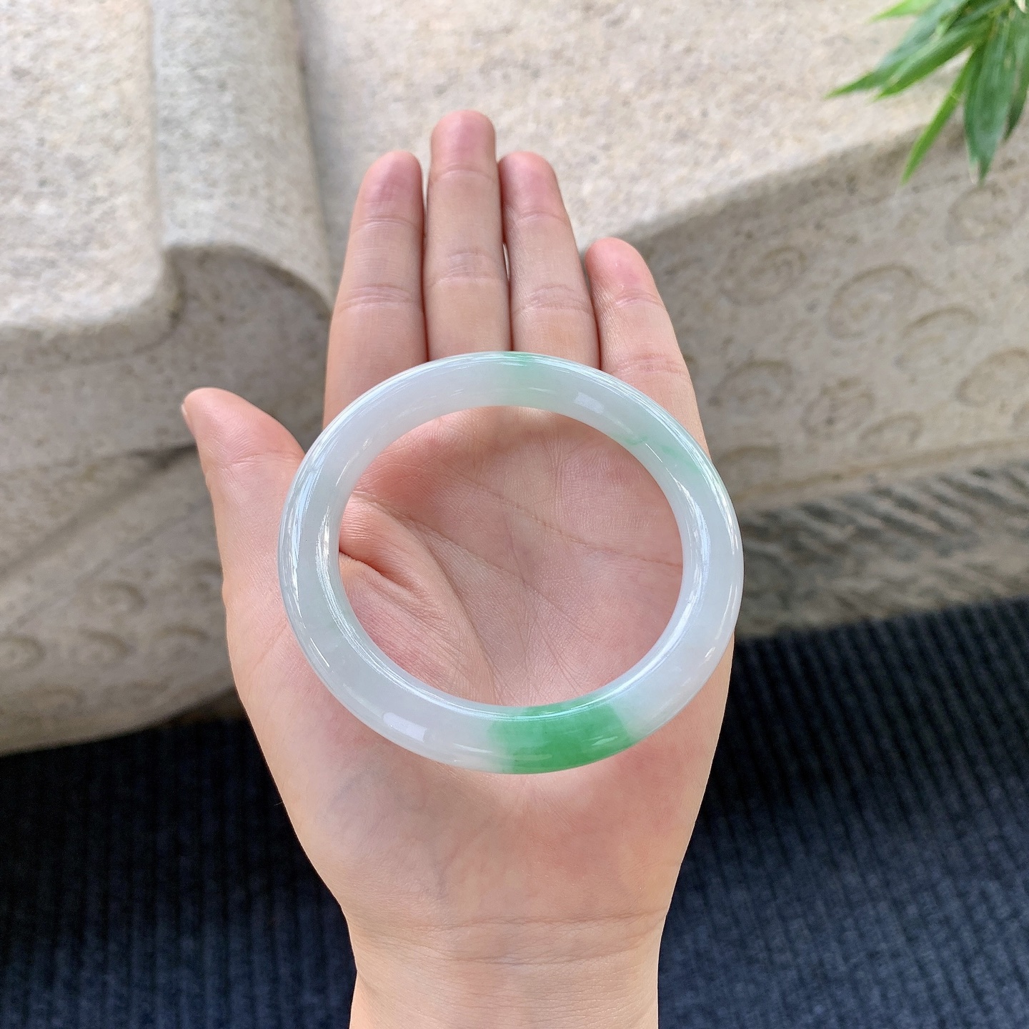 圆条53 54，细糯飘绿，水润，种老，细腻，打灯有絮线