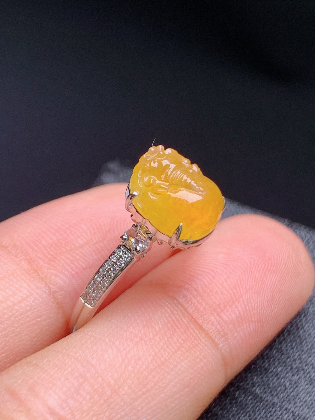 黄翡貔貅戒指，色泽金黄，雕工细致，招财纳福，裸石9.8-8.5-4.3，圈口14，900806