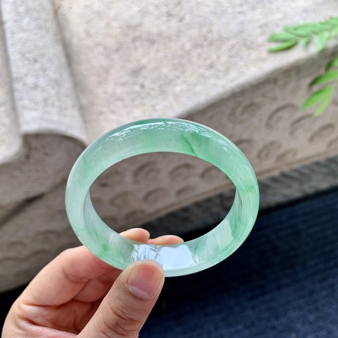 正圈51 52，圈口52.8/13.9/7，编码HT073021，描述冰糯飘绿，水润，种老，细腻，打灯有絮线