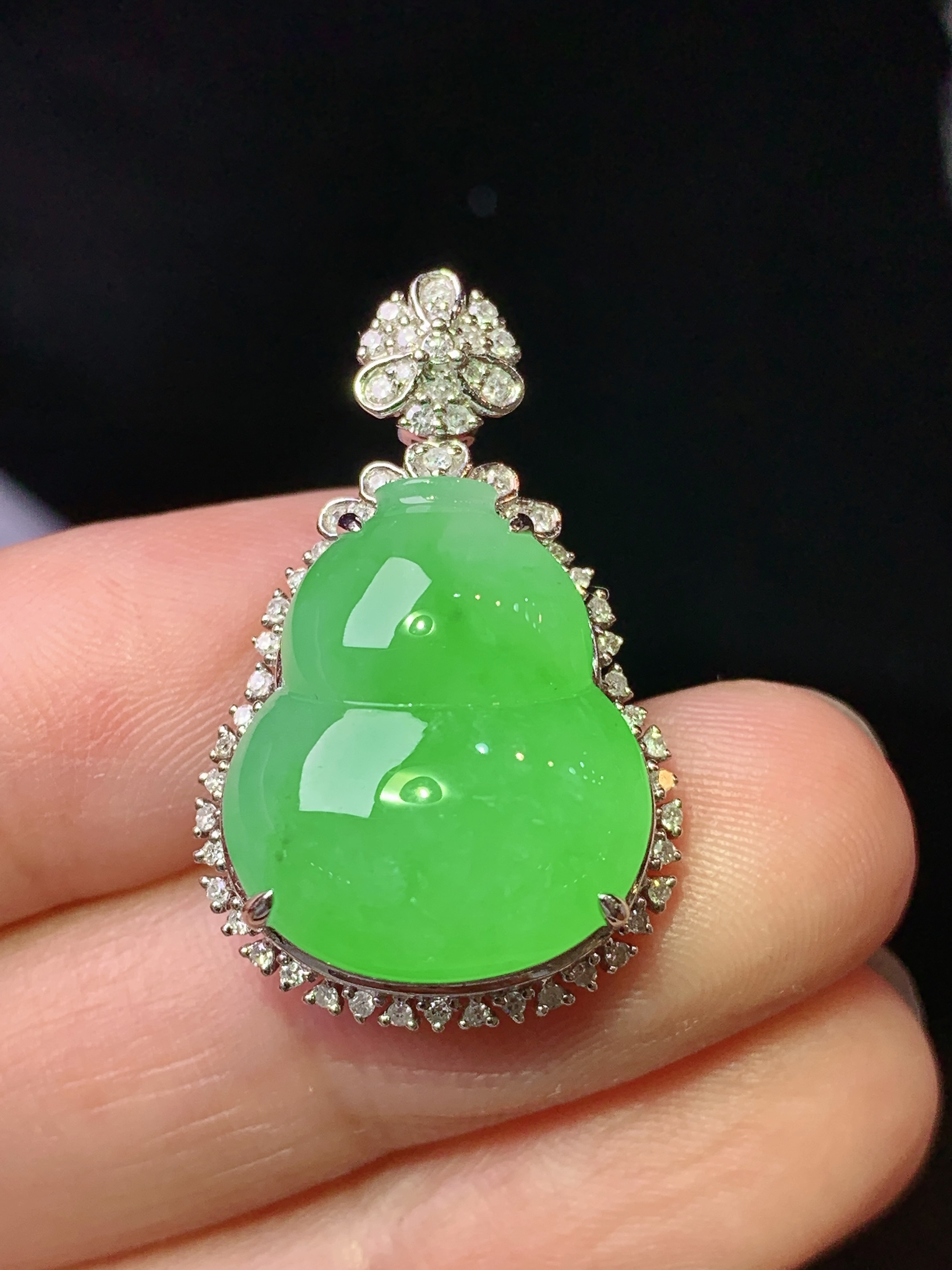 18k金钻镶嵌冰阳绿葫芦吊坠 玉质细腻 色泽艳丽清新 水润亮眼 整体尺寸28.2*18*9.5 j6